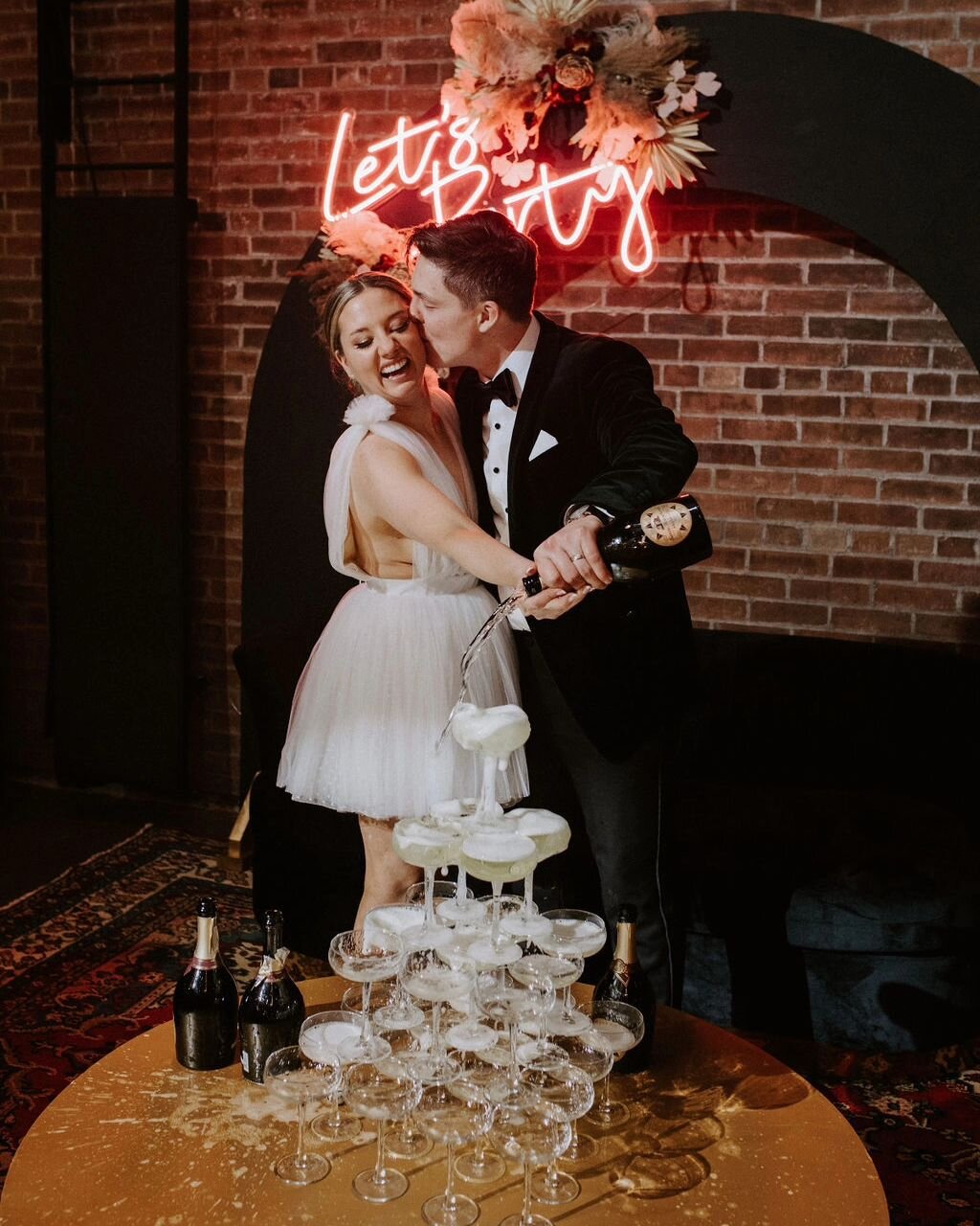 The one thing a New Years Eve wedding MUST have? An overflowing champagne tower at midnight! 🍾

Hayley and Dave | Signature Planning

@jennifersee.studios