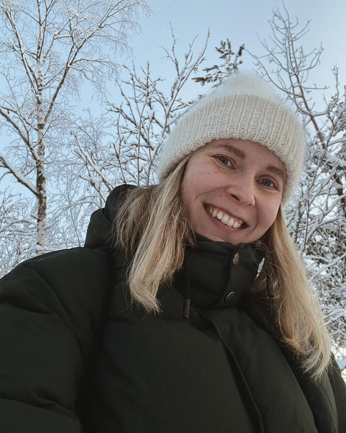 Kiitos retkivuosi 2023! 😍

Vuoden viimeist&auml; p&auml;iv&auml;&auml; nautittiin ulkoillen aivan upeassa pakkass&auml;&auml;ss&auml;. Kuisma hypp&auml;si suksien kanssa ladulle, Ida r&auml;mpi polviaan my&ouml;ten mets&auml;ss&auml;.

Toivomme ensi