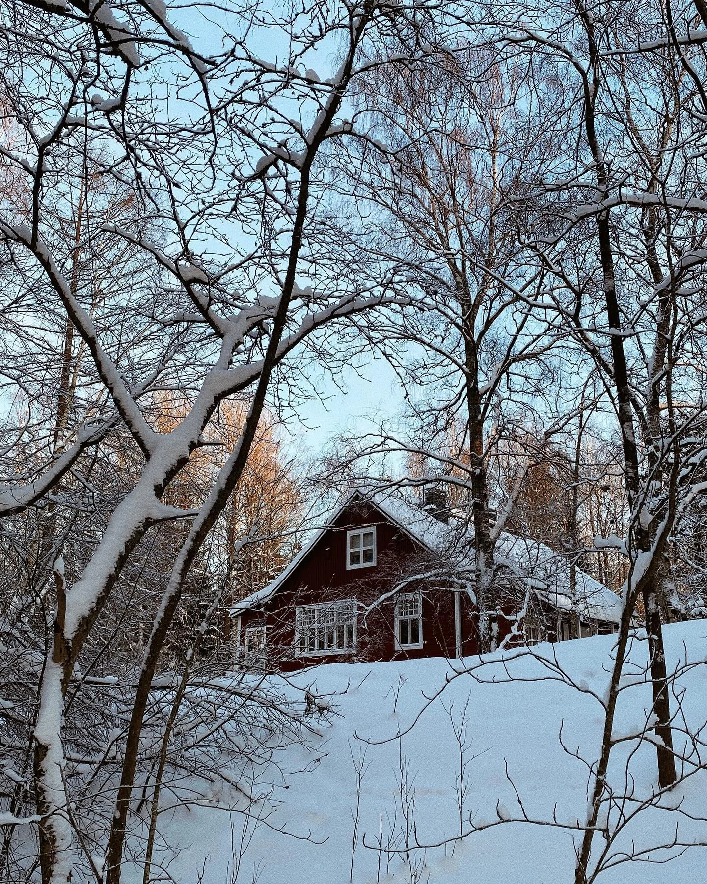 Aina ei tarvitse l&auml;hte&auml; kovin kauas kotoa p&auml;&auml;st&auml;kseen seikkailun tunnelmaan 🧭🌲

Meill&auml; ei ole aikataulusyist&auml; ollut mahdollista tehd&auml; koko p&auml;iv&auml;n talviretki&auml; (tai saati y&ouml;n yli -retki&auml