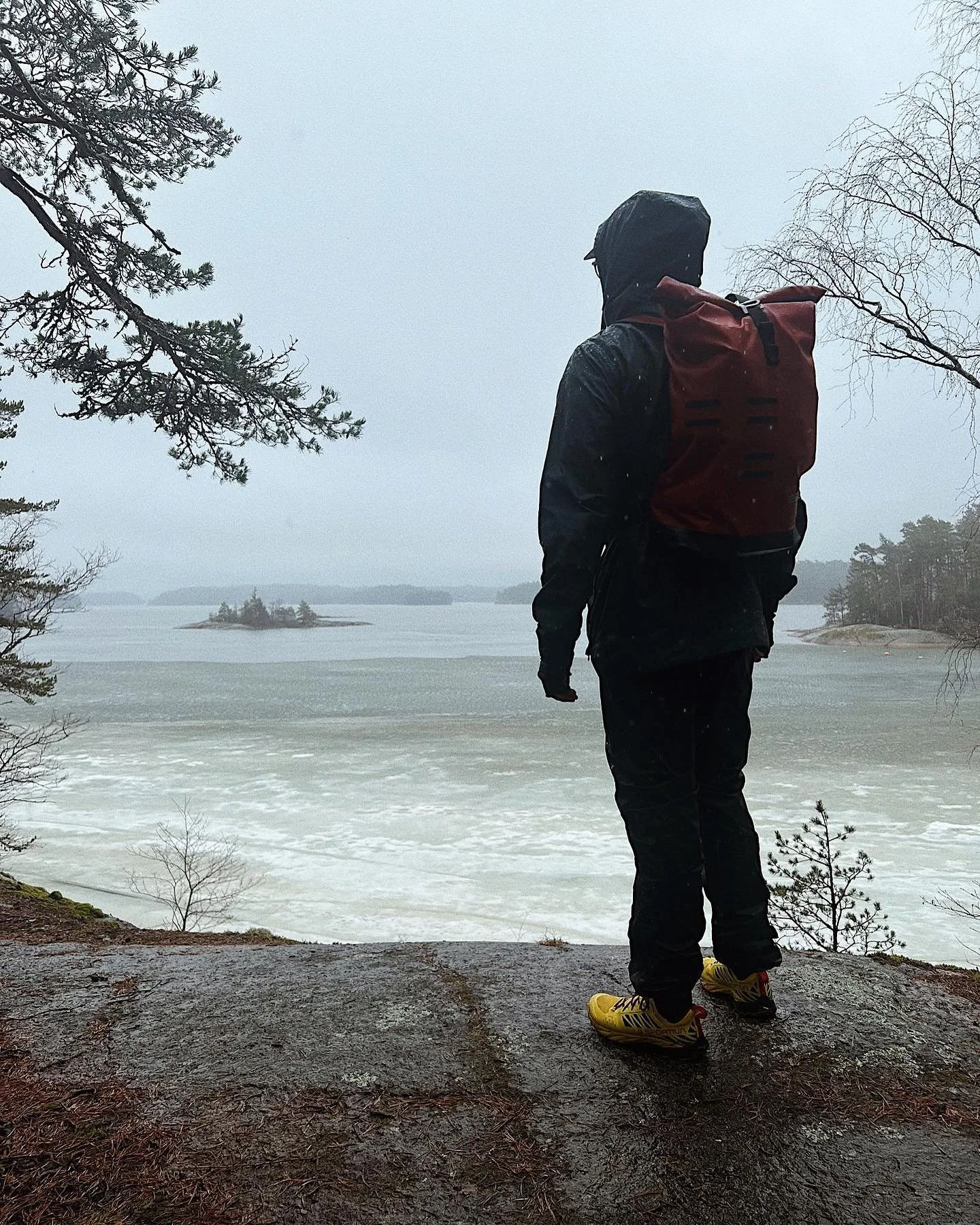 Kuisma korkkasi hetki sitten kev&auml;tretkikauden Linlossa. S&auml;&auml; ei ollut se kaikkein hehkein, mutta tunnelmaan kyll&auml; p&auml;&auml;stiin 😁🌧️

Aavistuksen m&auml;rk&auml;&auml; retke&auml; l&auml;mmitti klassikkojen klassikko, eli loh