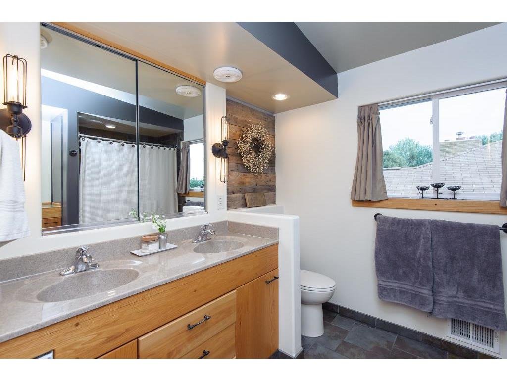 main bath.jpg