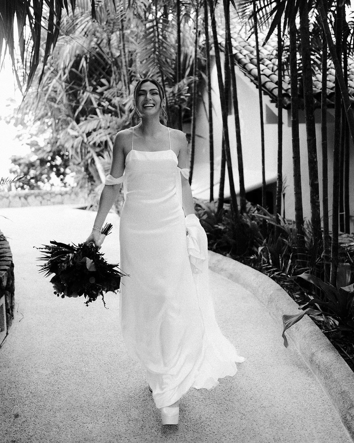 Tania &amp; Dorian 🍃
Sayulita Wedding 🌴

La luz de ese d&iacute;a: UFFF 🔥

#sayulitawedding #sayulita #weddingphotographer #sayulitaphotographer #blackandwhitephotography #art #artoflight #bodas #bodasayulita #bodaplaya #beach #inspo #arquitectura