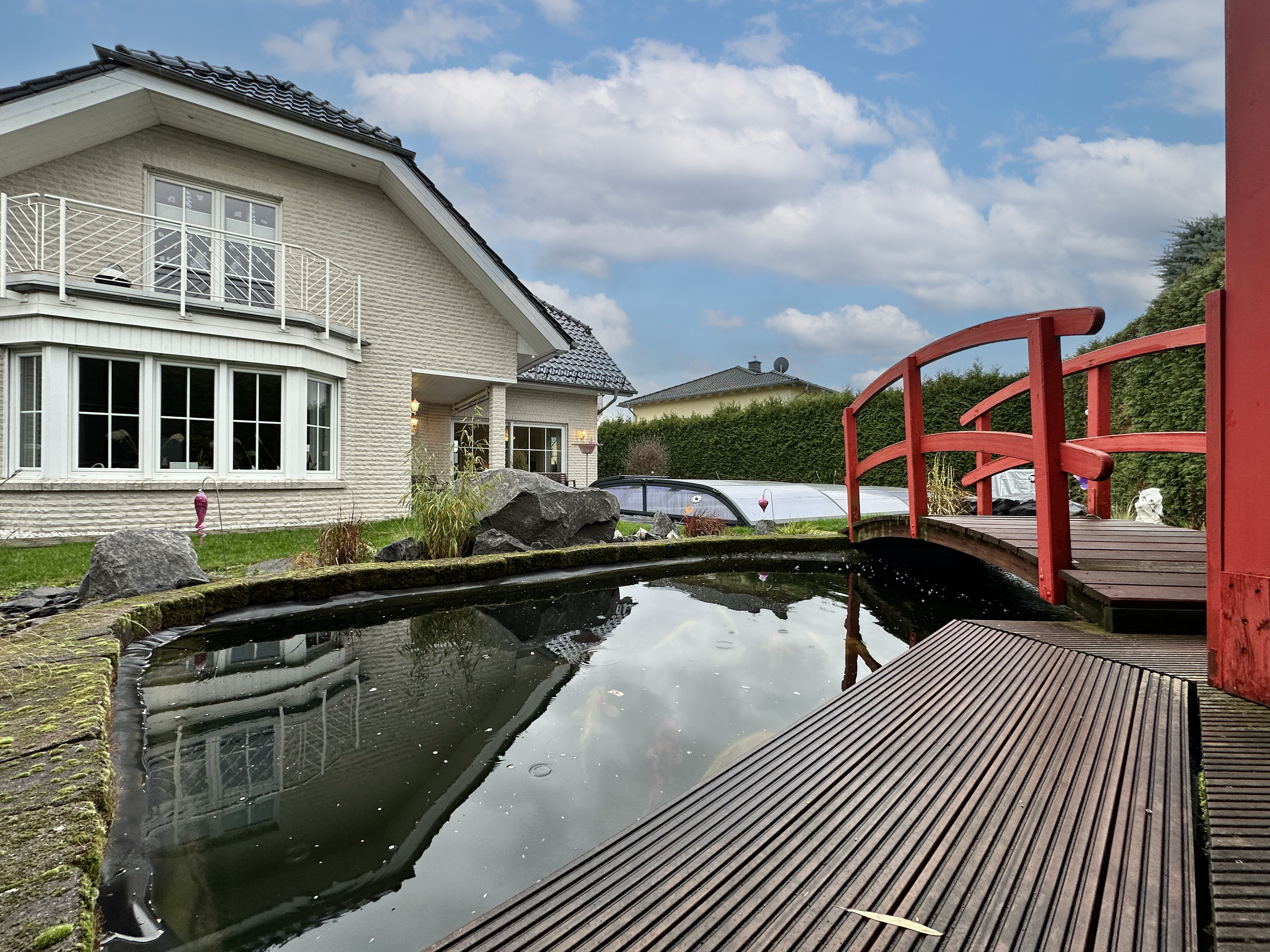 Koi-Teich Ansicht Haus.png