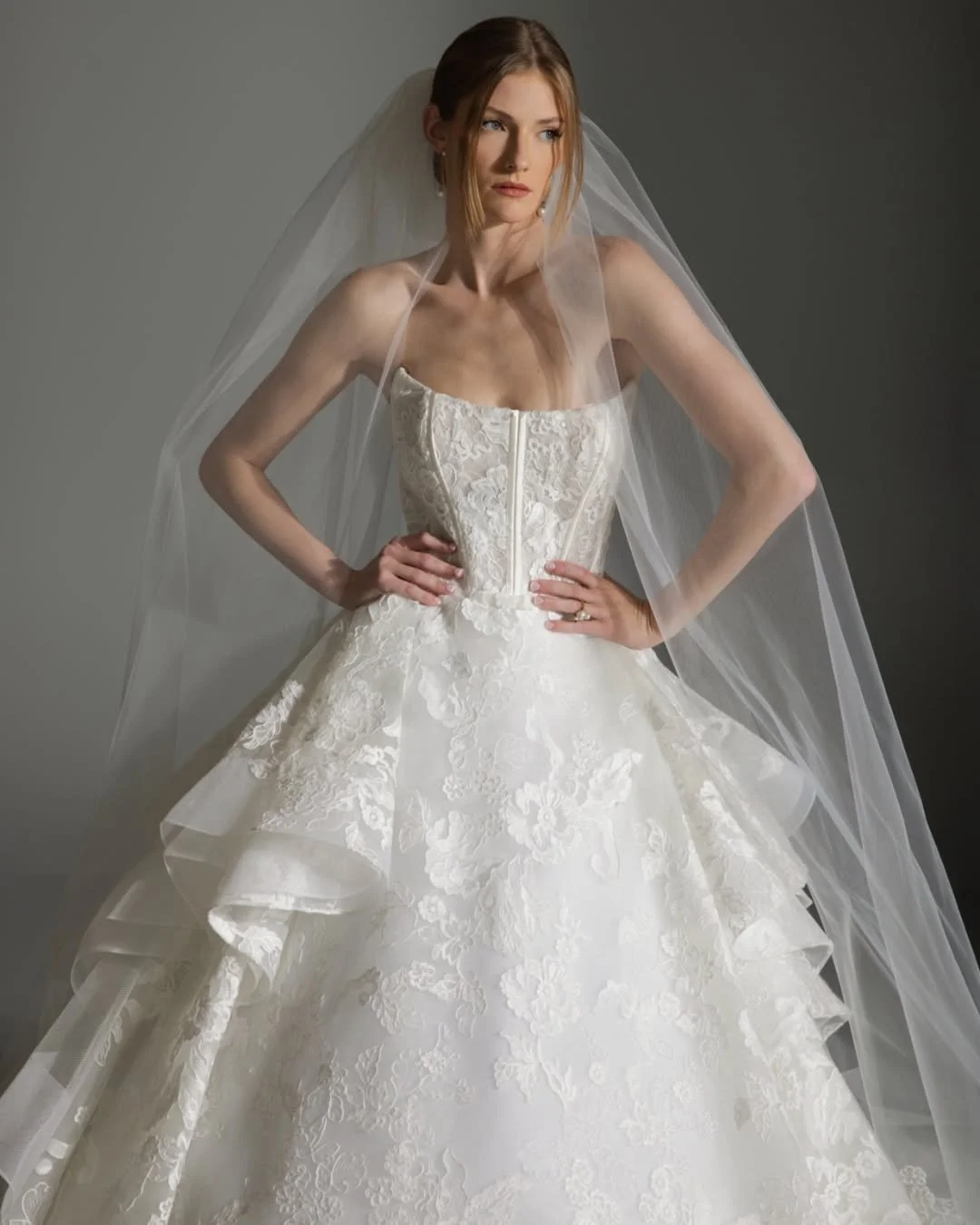 Vestido de novia Blanc de Pérez con detalles de encaje y diseño de alta costura.