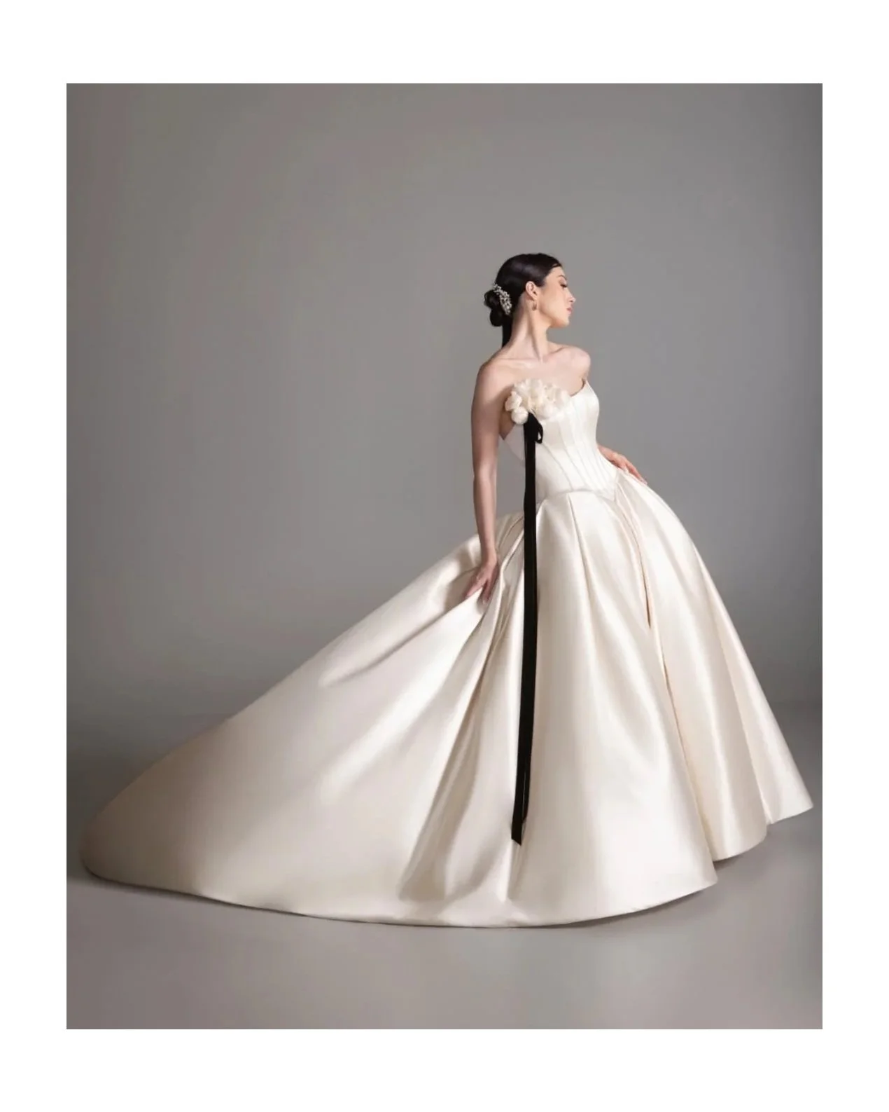 Romantic Blanc de Pérez wedding dress with flowing skirt and couture bodice