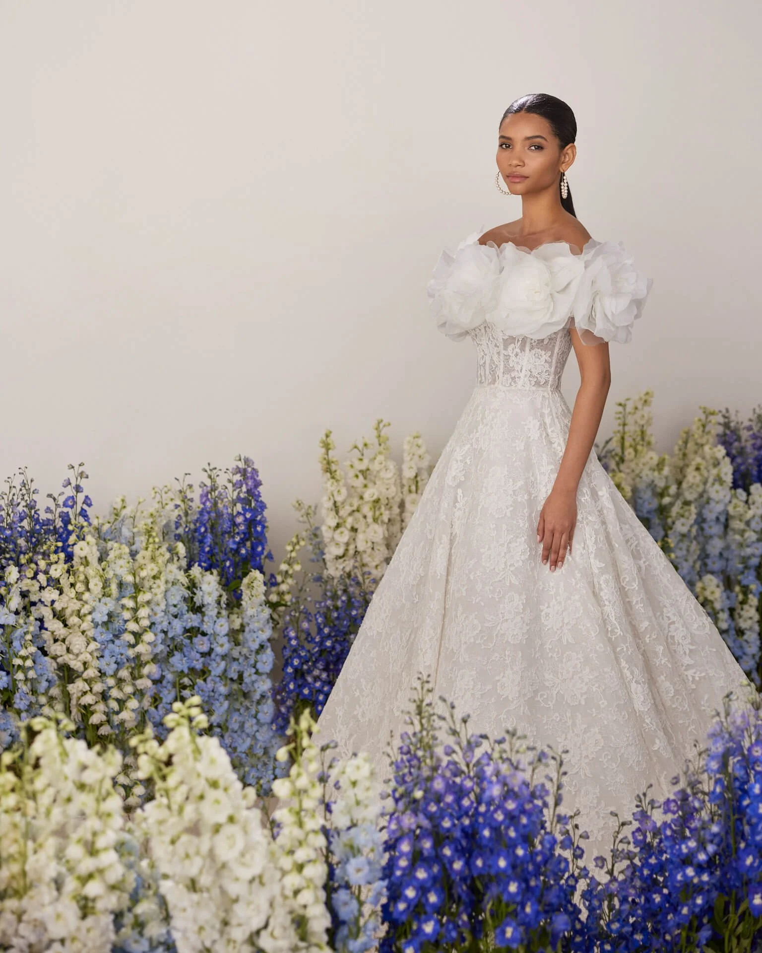 Vestido de novia maxi de encaje de Turín, corte A, escote cuadrado, de Rosa Clara Couture, Ashley and Alexandria, Michigan Atelier