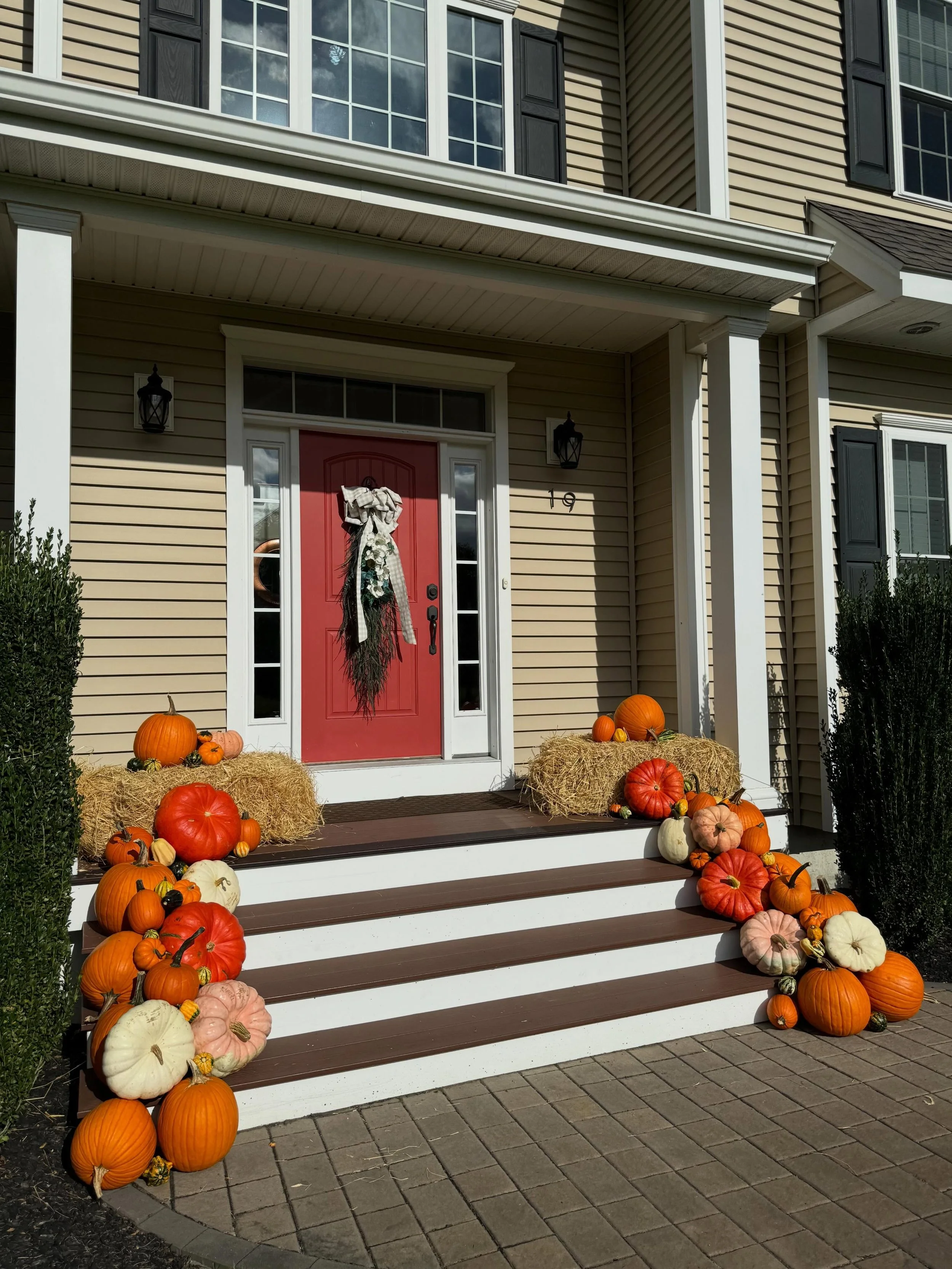 MIDI package spotlight ❤️&zwj;🔥 

The *perfect* amount of pumpkins for larger porches and entryways - it includes 2 hay bales for added height and assorted mini pumpkins and gourds. Layer in some hardy mums for an epic display of textures and charm.
