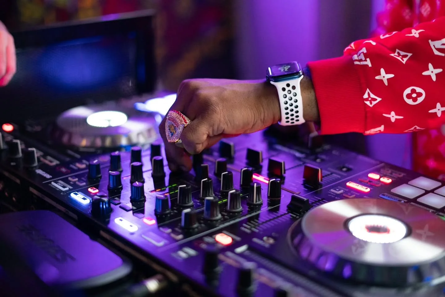 I couldn't decide the right order for these photos. I love them so much! This one's dedicated to @iamdjgenesis 🎶🎧

Thanks again to DJ Genesis and @iamdjefx for the opportunity to cover the Panthers Party at Lincoln's Beard. Stay tuned. More to come