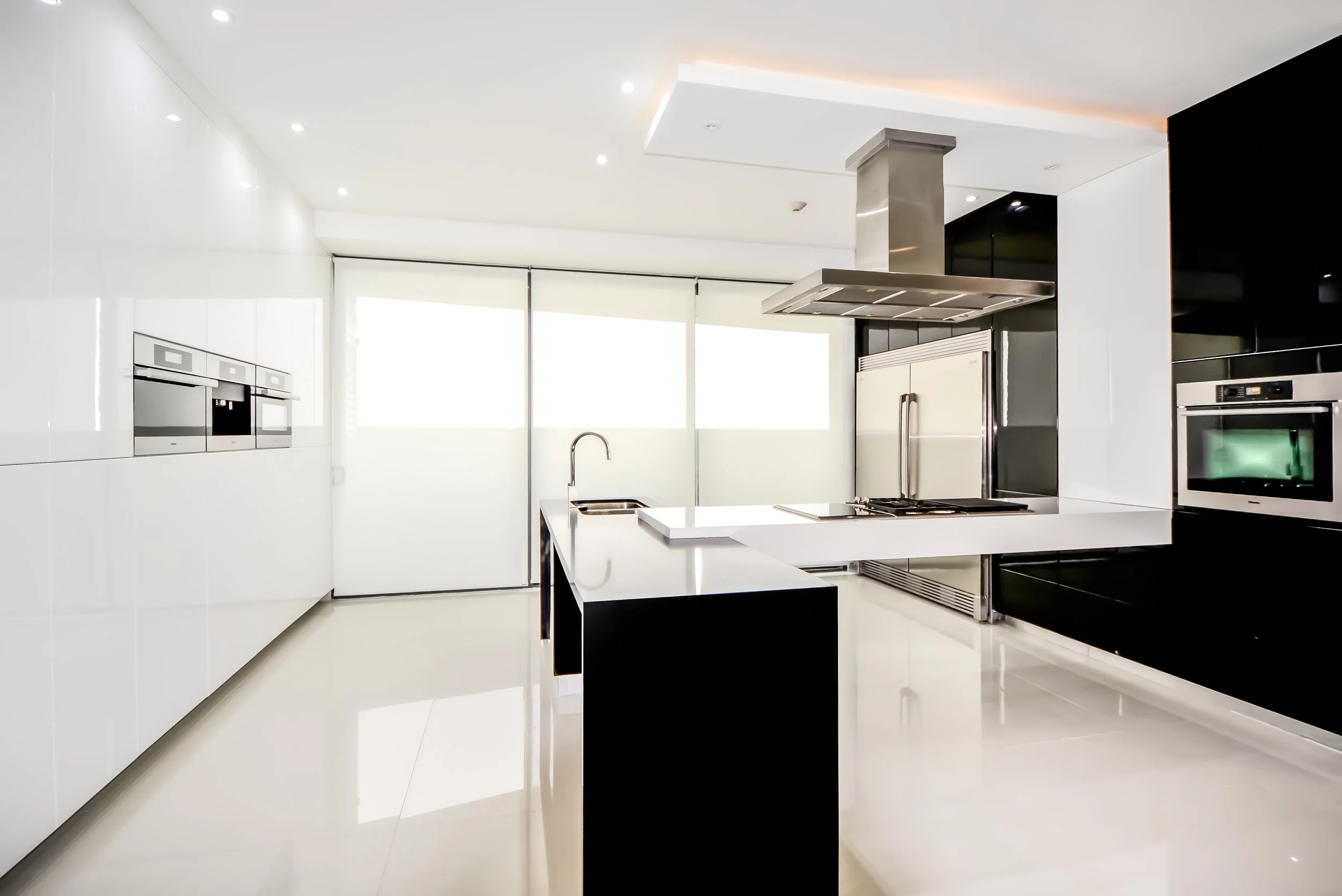 Our kitchen design, strikingly original, was developed with a minimalist and modern style, to ensure a consistent visual language throughout any space of the penthouse.