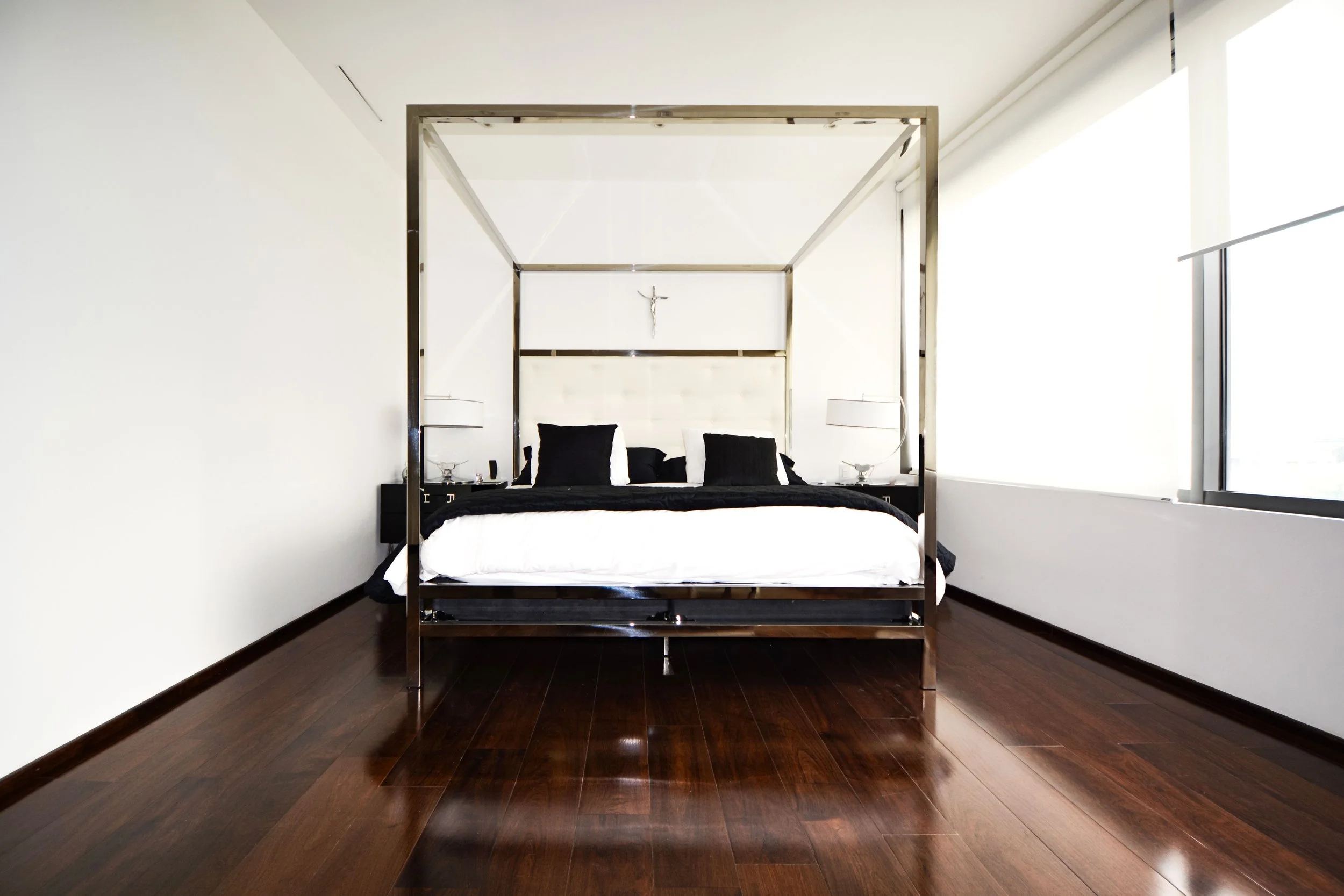 With black and white colors, simple and elegant elements for decoration, we got as result the master bedroom design personalized to suit the style of our clients.