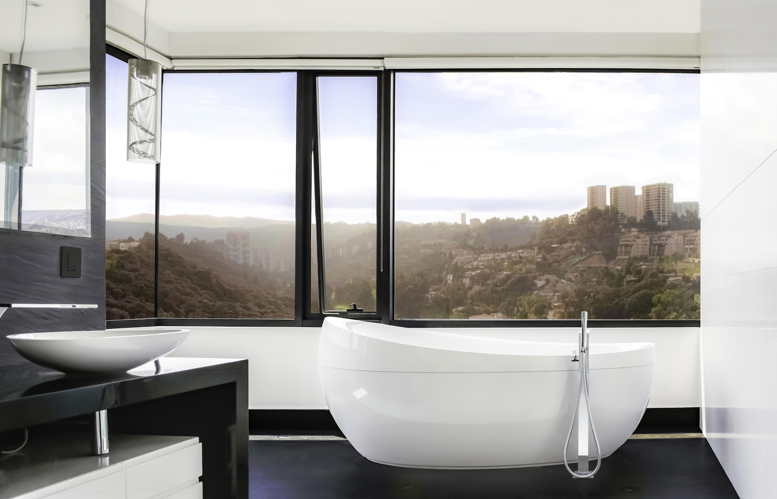 For the design of the master bathroom we take advantage of the high elevation that provides a beautiful view, creating an ambiance of exclusivity and tranquility.
