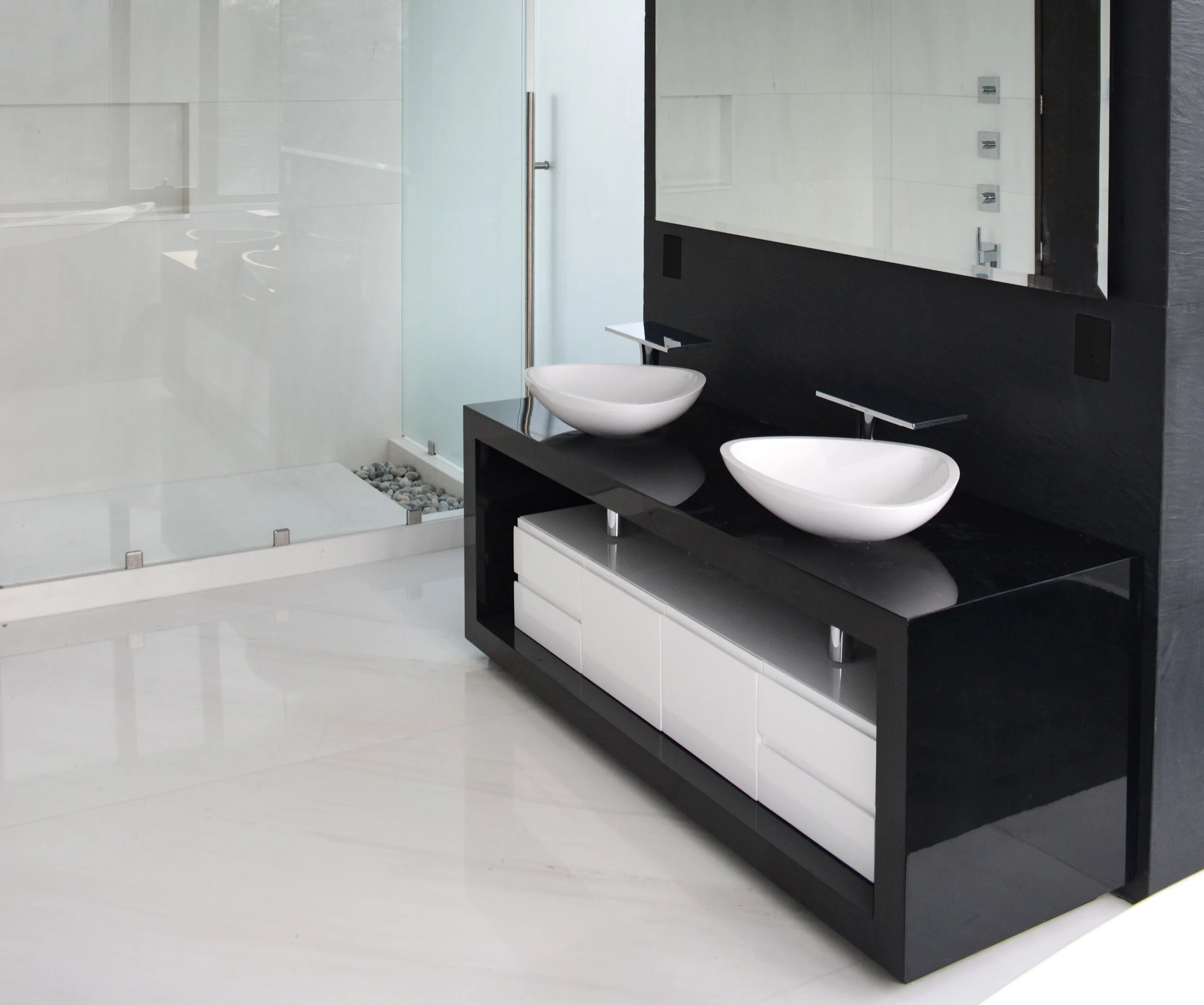 Master bathroom with custom furniture designed by our team. We designed and build the furniture of the master bathroom and included iconic bath products from the AXOR collection designed by Jean-Marie Massaud to give this bath a luxurious style.