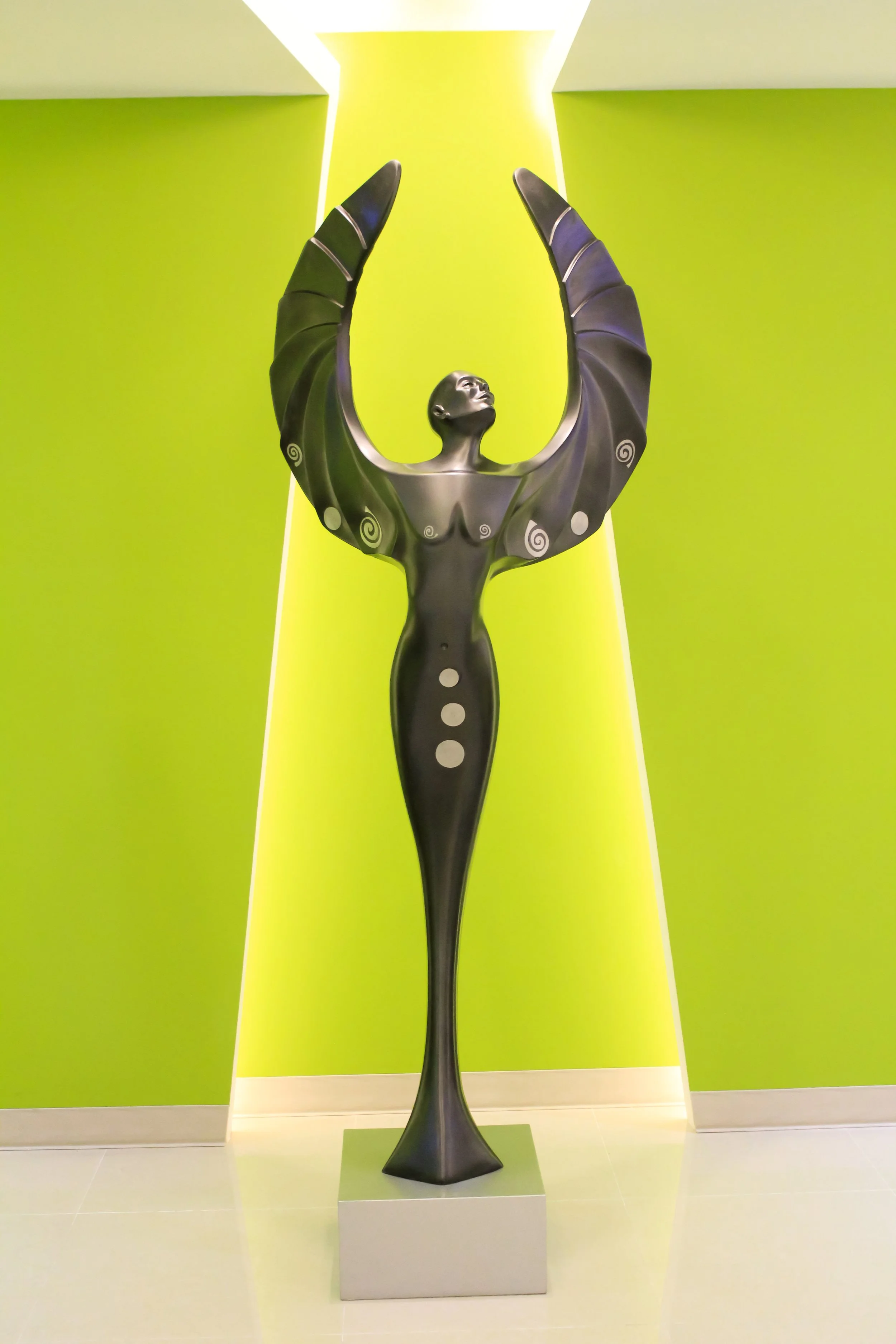 At the heart of the lobby, Angel of Life, a sculpture by Mexican artist Urbieta, serves as a focal point and emotional anchor.