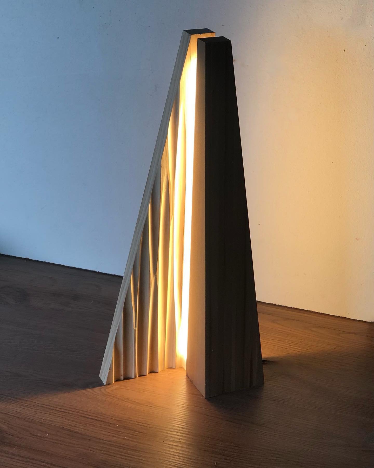 Prototype table lamp.

Experimenting with highlighting a textured terrain-like surface and bouncing backlight off walls. 

#prototype #tablelamp #interior #castlightingnz