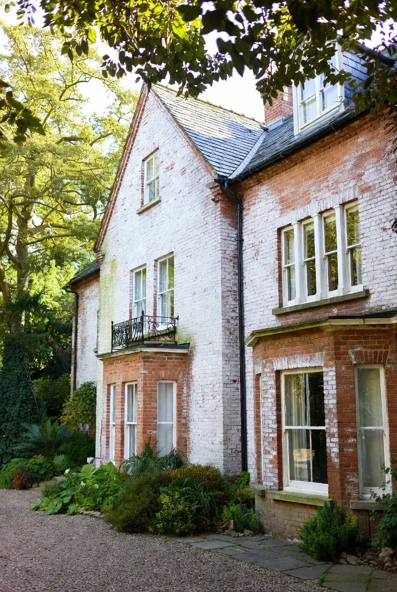 Comparing German Smear Brick Finishes to Untreated Brick: Aesthetic and Building Science Perspectives