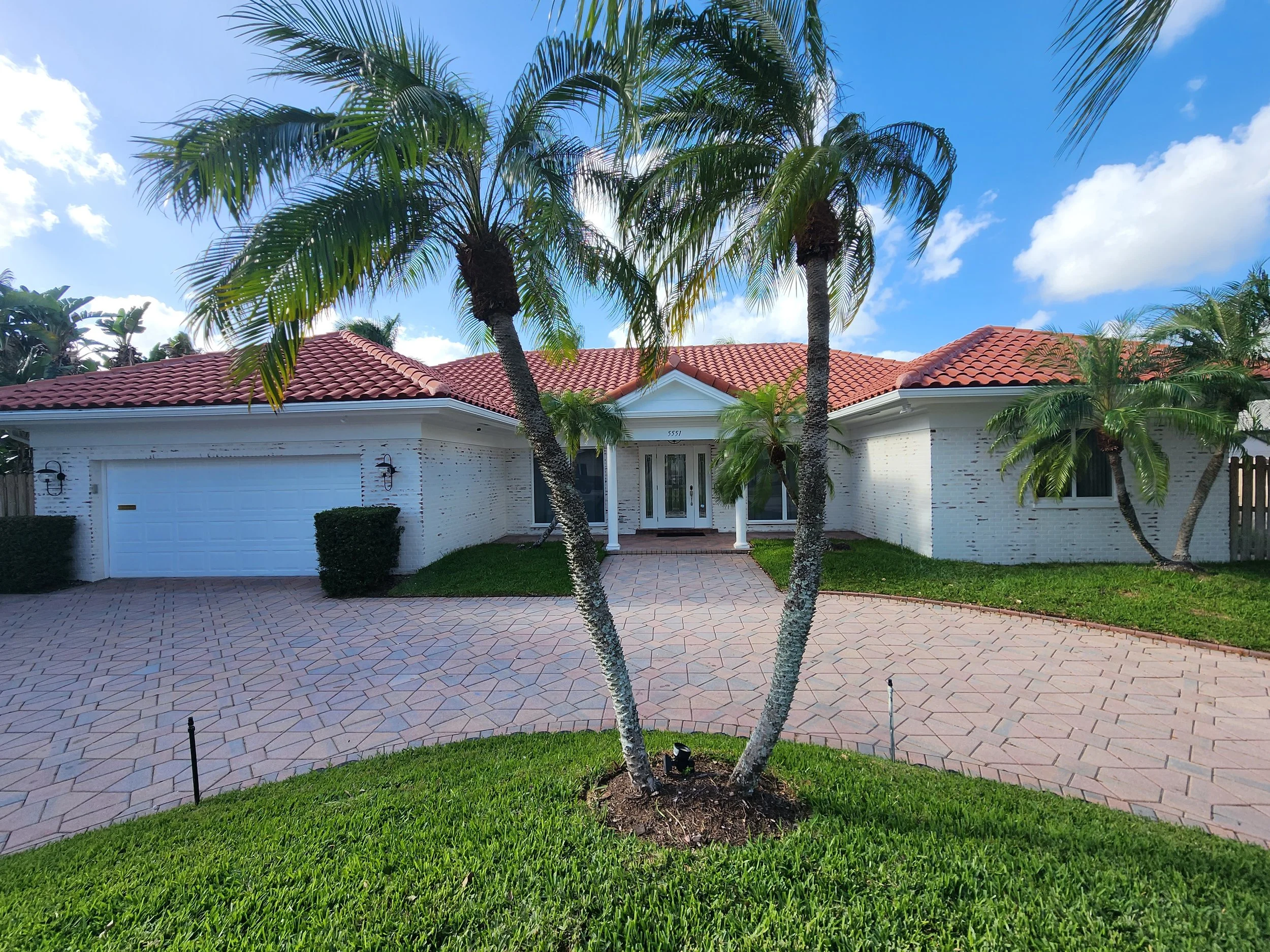 The Durability Disparity: Why Paint Peels from Brick Far Sooner Than German Smear Lasts