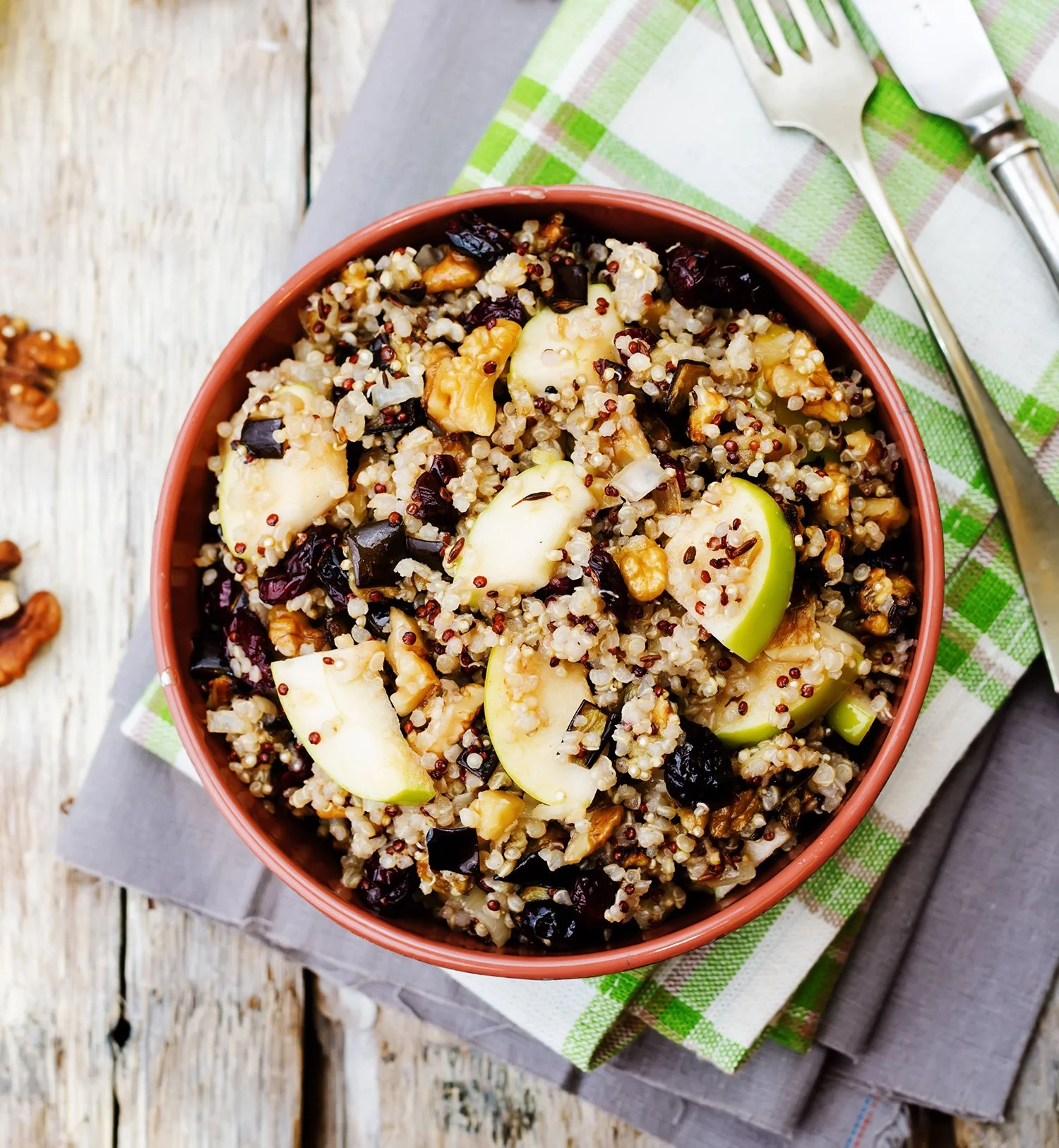 Ensalada de quinua con manzana y arándanos rojos
