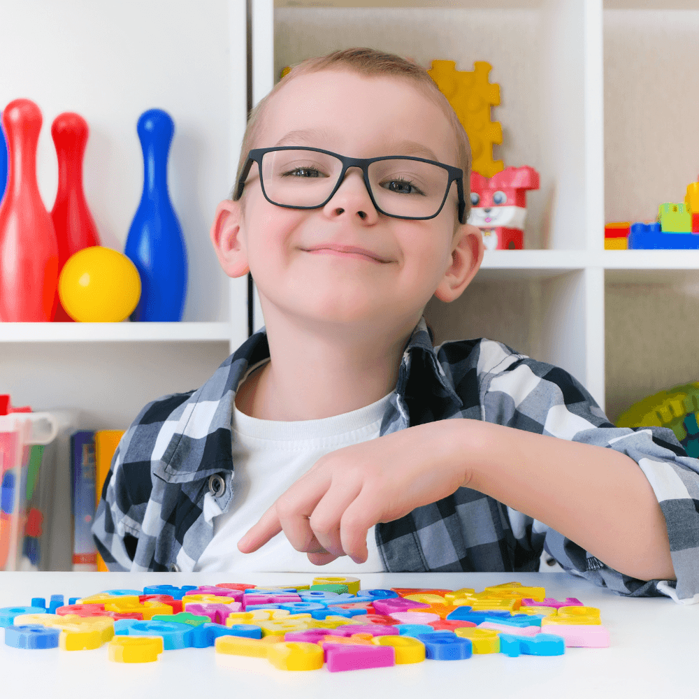 little boy smiling in speech therapy with ready set grow therapy