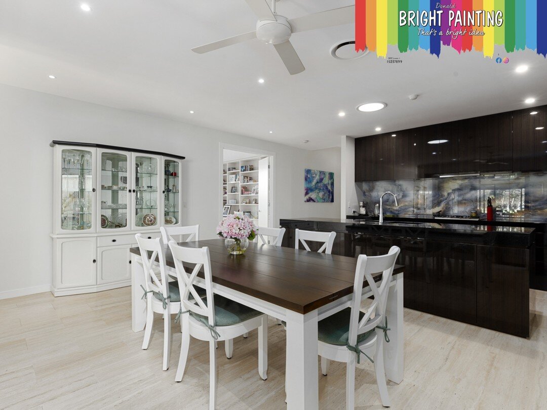 The black kitchen stands in stark contrast to the white painting in this home, making it the feature of the space 🍳 🥘 #thatsabrightidea