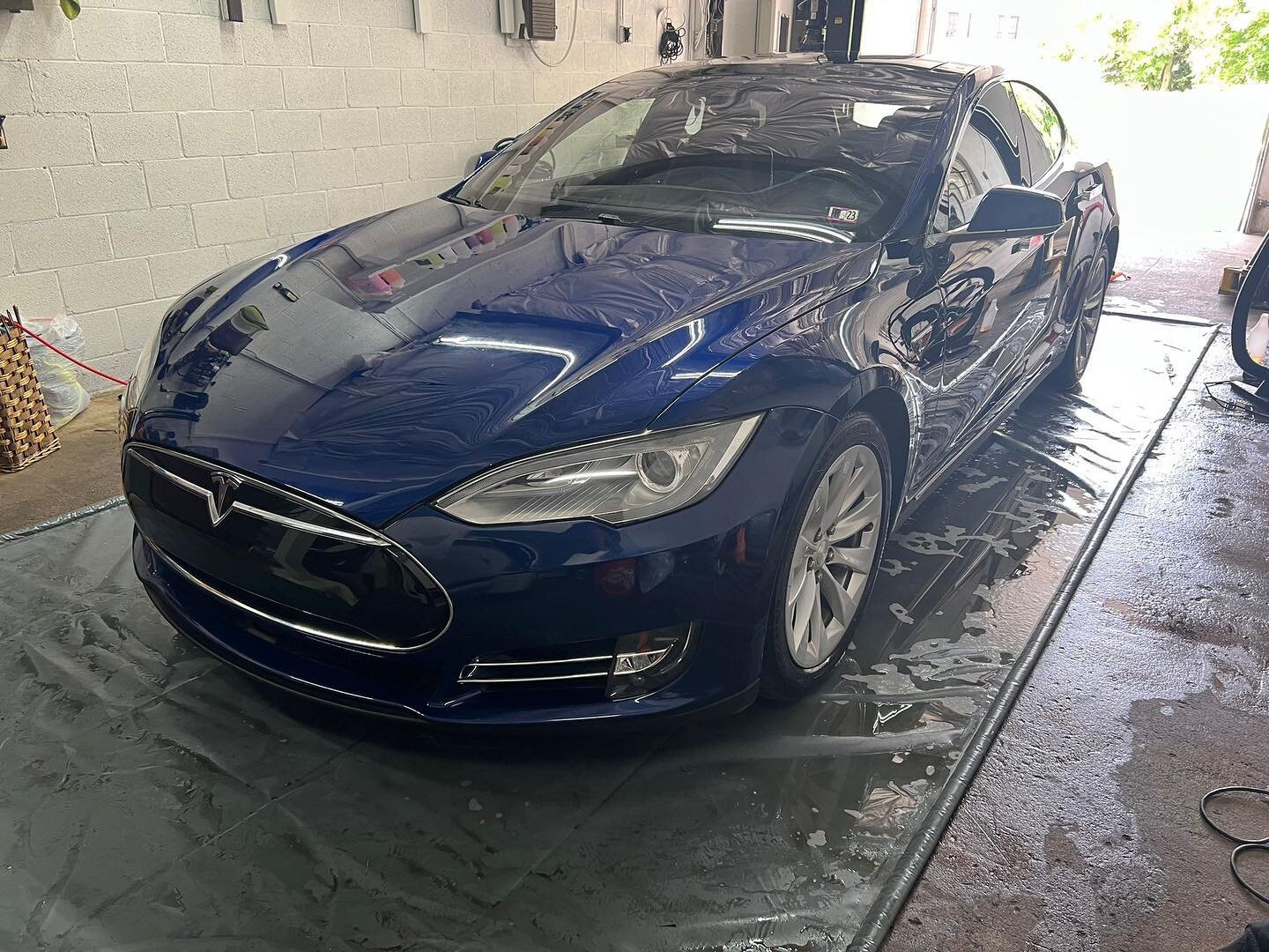 Tesla S got a light interior cleaning. Which includes light seat cleaning, leather conditioner, cup holder, and premium vacuum 🧼. We also gave it a premium outside wash and finished it off with a wax. 🔥 Our light interior cleaning is a great packag