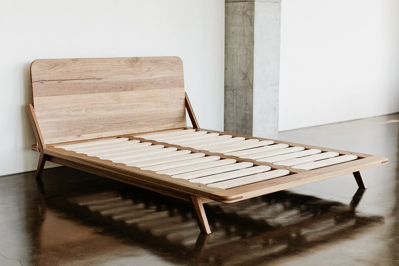 mm_round_bed_made_by_leaf_furniture