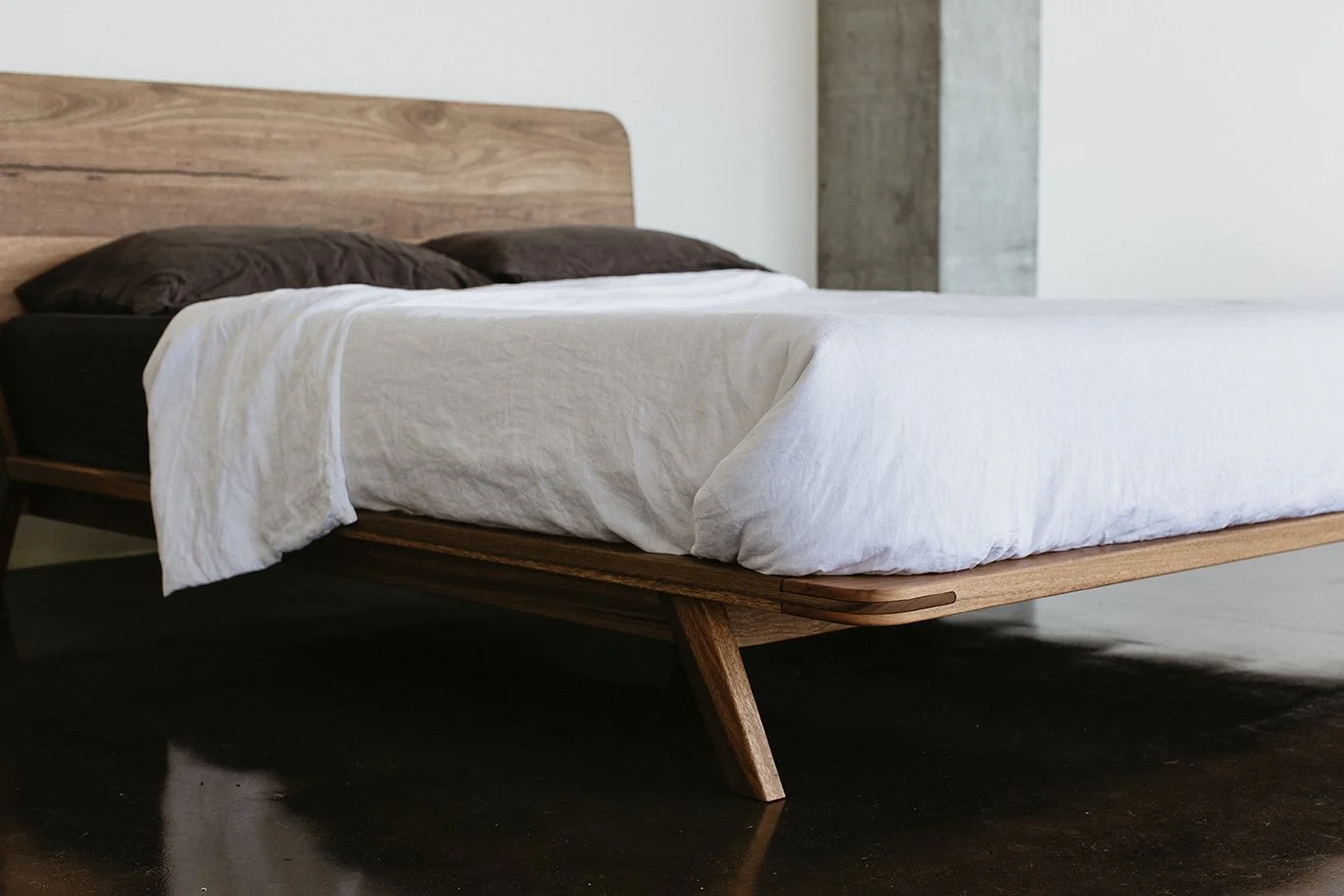 mm_round_bed_made_by_leaf_furniture