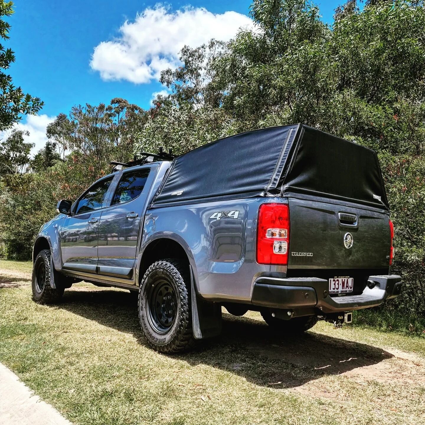 This colorado came to us to level out the vehicle without too much lift. 

@outbackarmour fully adjustable front struts
@airbagmansuspension load helpers in the back 
@teralumeindustries canopy light
@redarc bcdc wired into the removable battery box 
