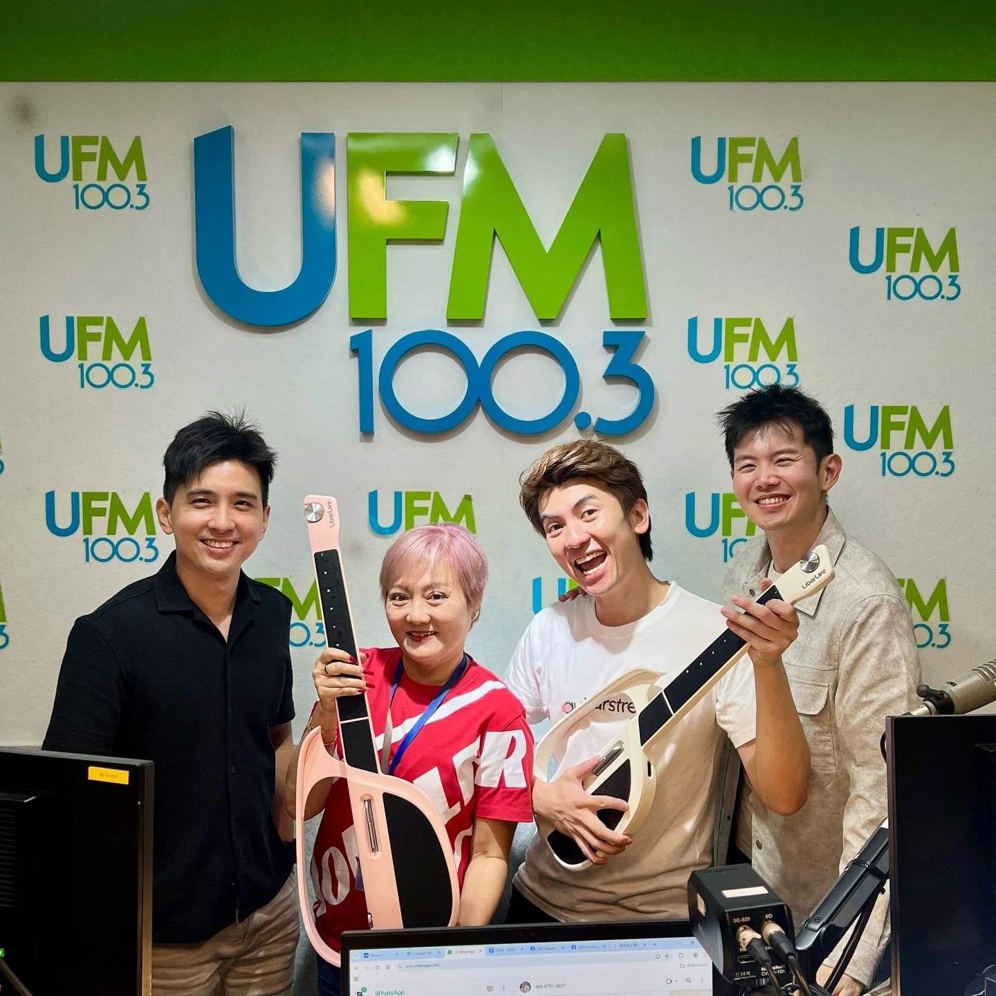 So much fun being on The PLAY Show @ufm1003 this morning, showing them how to @playandsinglikeapro with a Smart Guitar!

All the DJs are so talented 😍

今天早上在@ufm1003 的 The PLAY Show 节目上玩得太开心了，教大家怎么玩智能吉他@playandsinglikeapro！

所有的DJ都太有才了😍