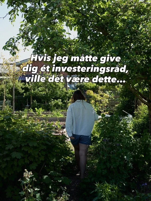 Mange tror, at investering kr&aelig;ver, at man f&oslash;lger aktiemarkedet hver dag. 

Det beh&oslash;ver man ikke. 

En m&aring;nedsopsparing g&oslash;r det nemt at komme i gang, fordi investeringerne sker automatisk hver m&aring;ned. 

Du slipper 