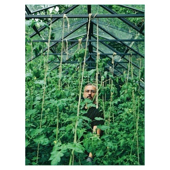 @elietrotignon dans son potager🌱

#vegetablegarden #greenhouse #tomatoes #gardening #potager #jardinage #serre #tomates #countrylife #campagne #countryside #slowlife #countryfication

Pic by @nathaliemohadjer for &laquo;&nbsp;Campagne. Pour un nouve