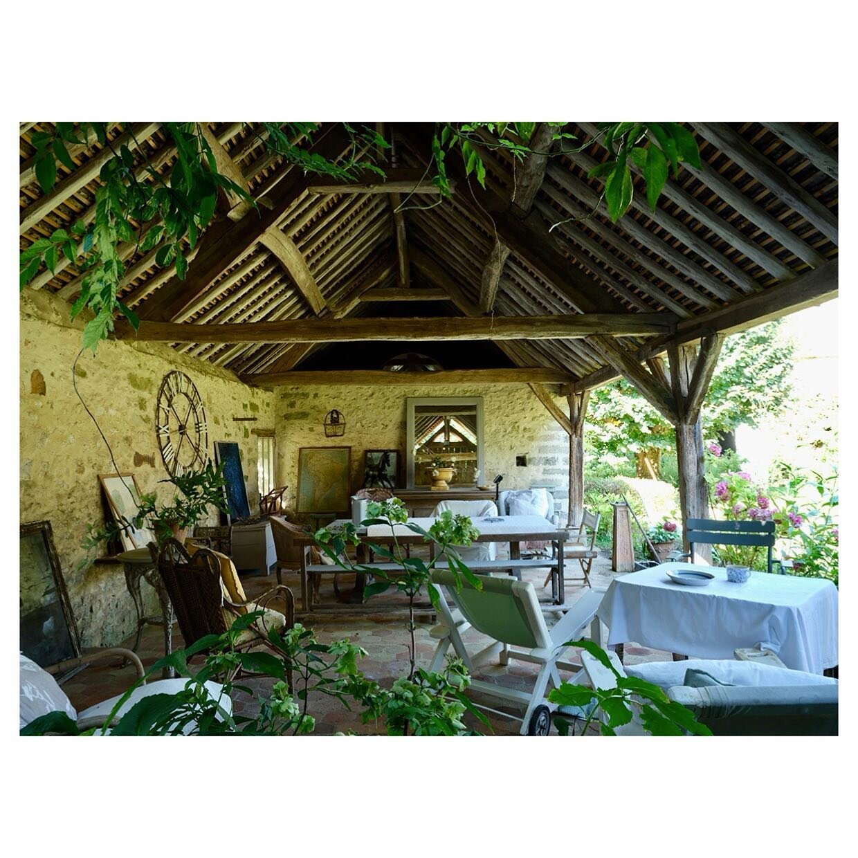 &bull; inside/outside living

#porch #veranda #insideoutside #countryhome #countryhouse #architecture #interiordesign #countryliving #countryside #campagne #countryfication 

Pic by @nathaliemohadjer for &bdquo;Campagne. Pour un nouvel art de vivre.&
