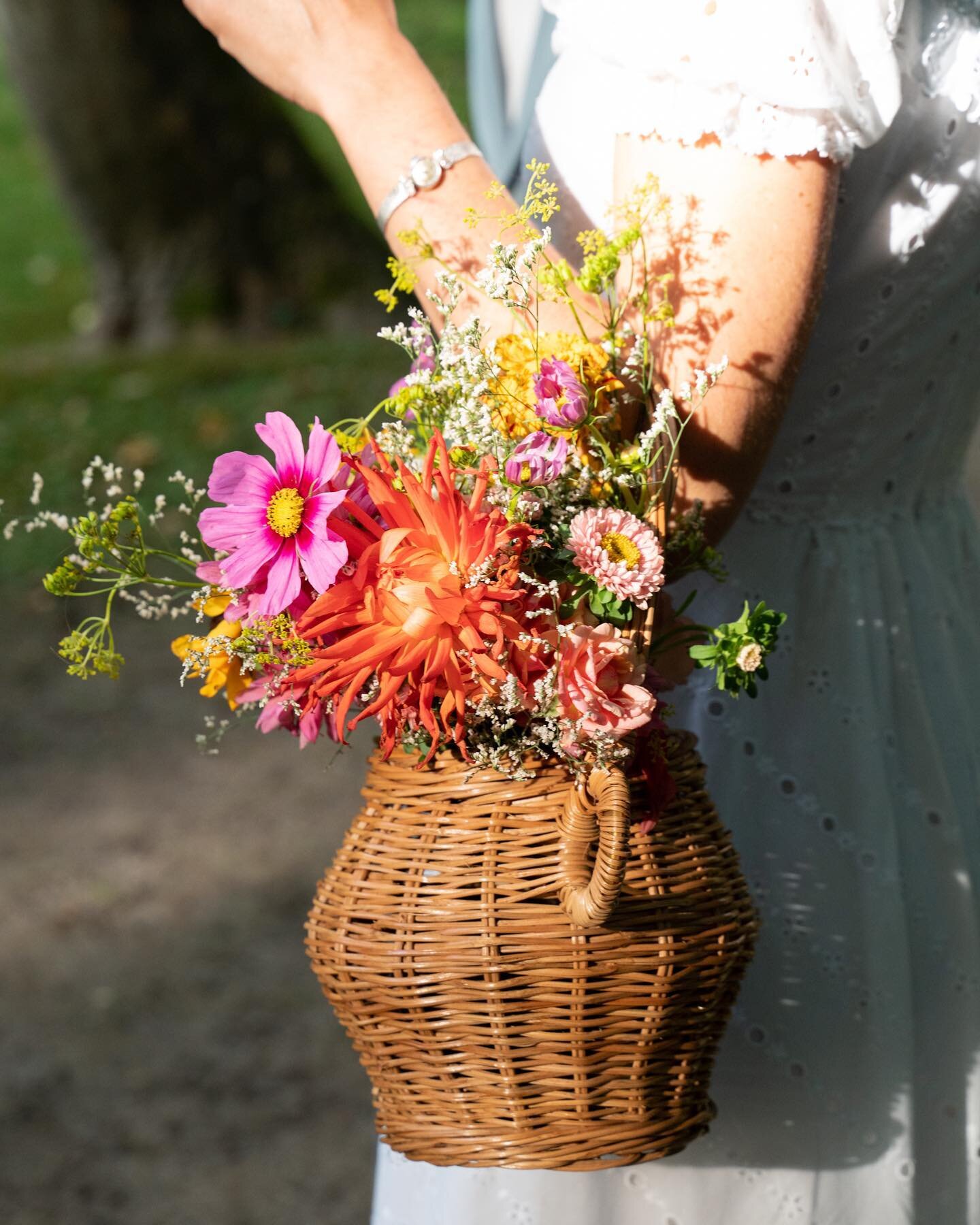Se marier &agrave; la campagne

Pic by @cecilemoli 

#panierdefleurs #fleursdeschamps #bouquetdemari&eacute;e #bouquetdefleurs #mariagechampetre #weddingbouquet #basket #countrywedding #countryfication
