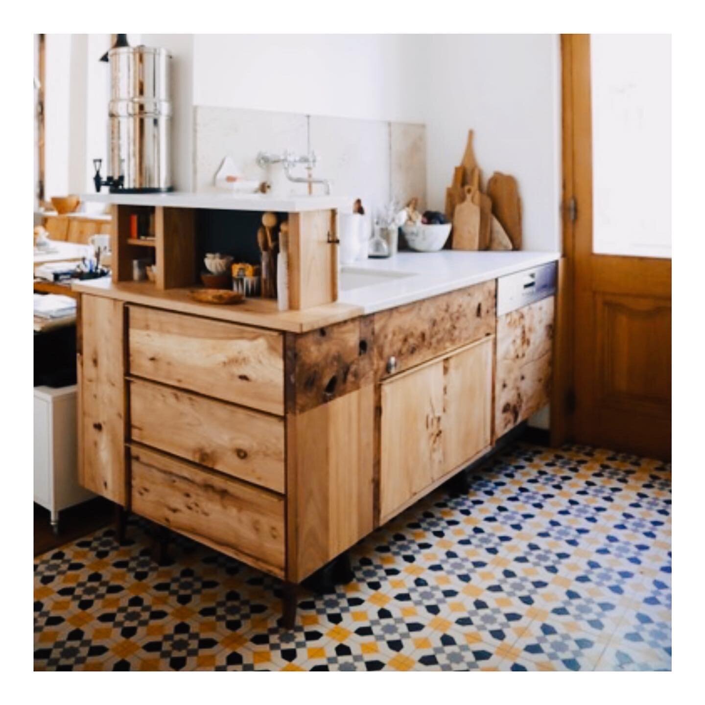 The wooden kitchen @charlottehuguet @sycomoretree 

Pic by #stephanief&uuml;ssenich 

#kitcheninspiration #kitchendesign #woodenhouse #woodenkitchen #countrykitchen #countrydecor #countryfication