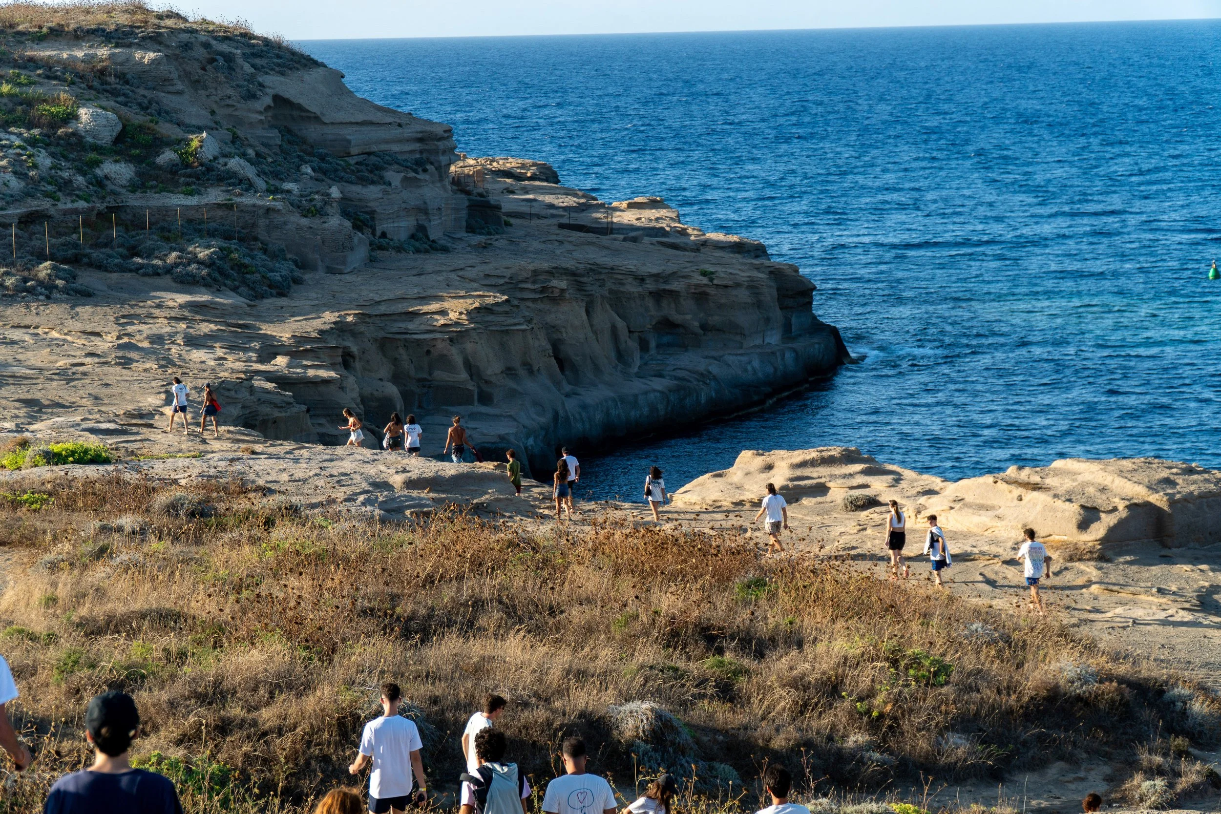 Escursione a terra dei ragazzi per scoprire la natura incontaminata di Ventotene