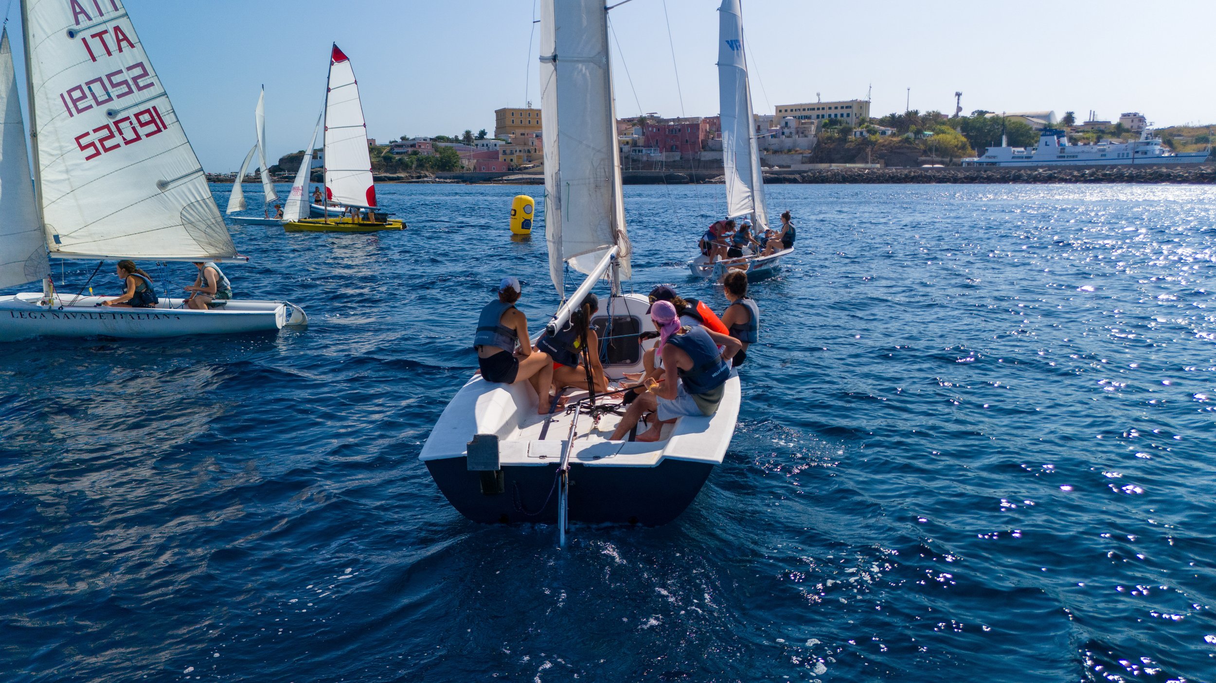 Istruttori professionisti spiegano le manovre veliche agli allievi del corso