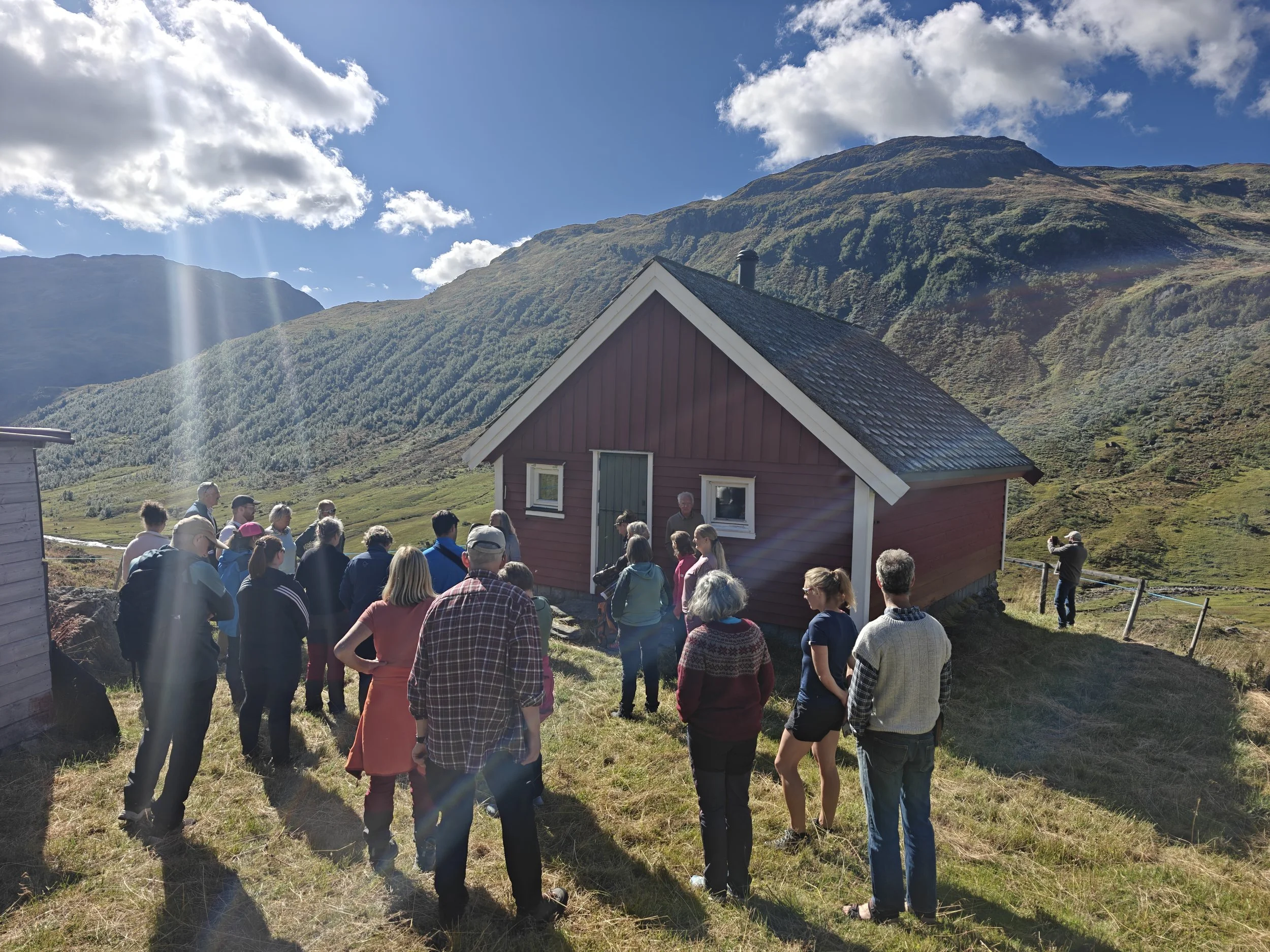 Brekkedalen med folk.jpg