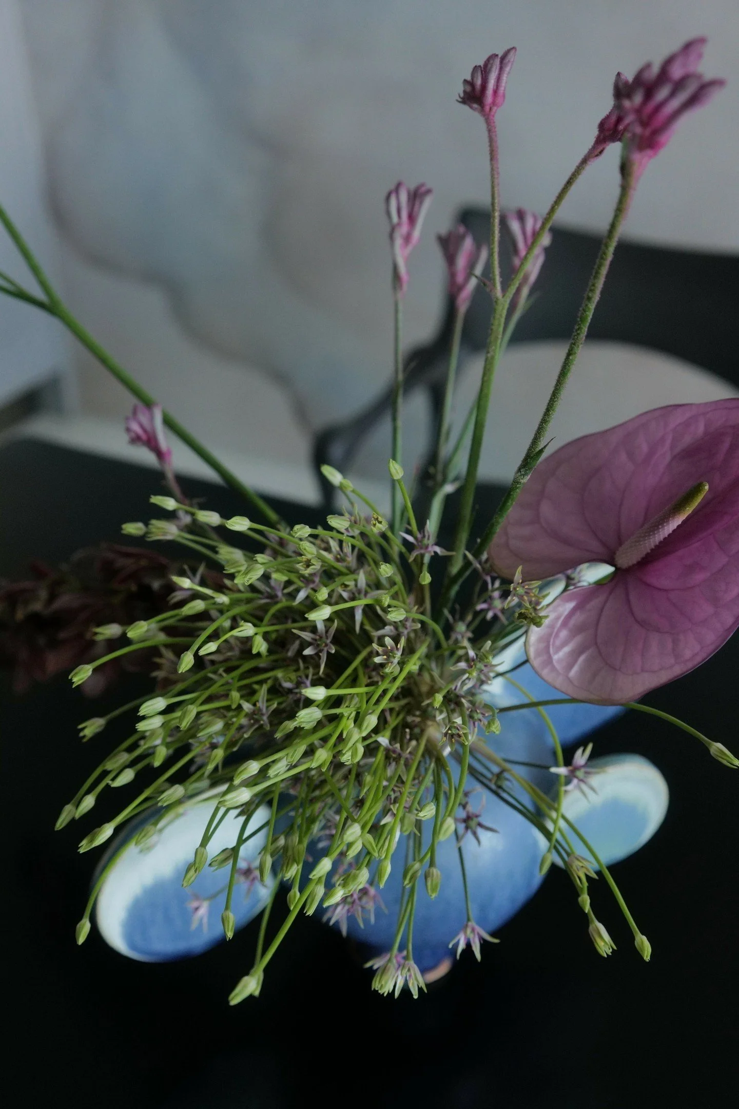 Flowers in bloom. Ceramic by @Robbieheidinger and Styled by @martinrbourne 🌸