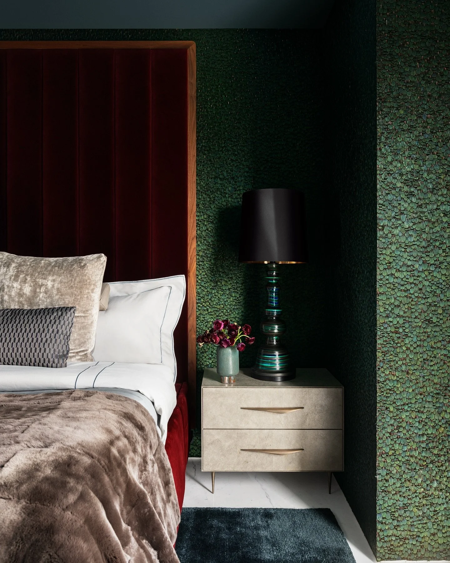 Walls wrapped in real peacock feather @bykoket &hellip;&ldquo;Imaginative, yet refined Burner Aesthetic &ldquo; 🧑&zwj;💻by @davidbryannash. This description is perfection! @elledecor 📷 @brittanyambridge stylist @martinrbourne 👆 for product tags 💁
