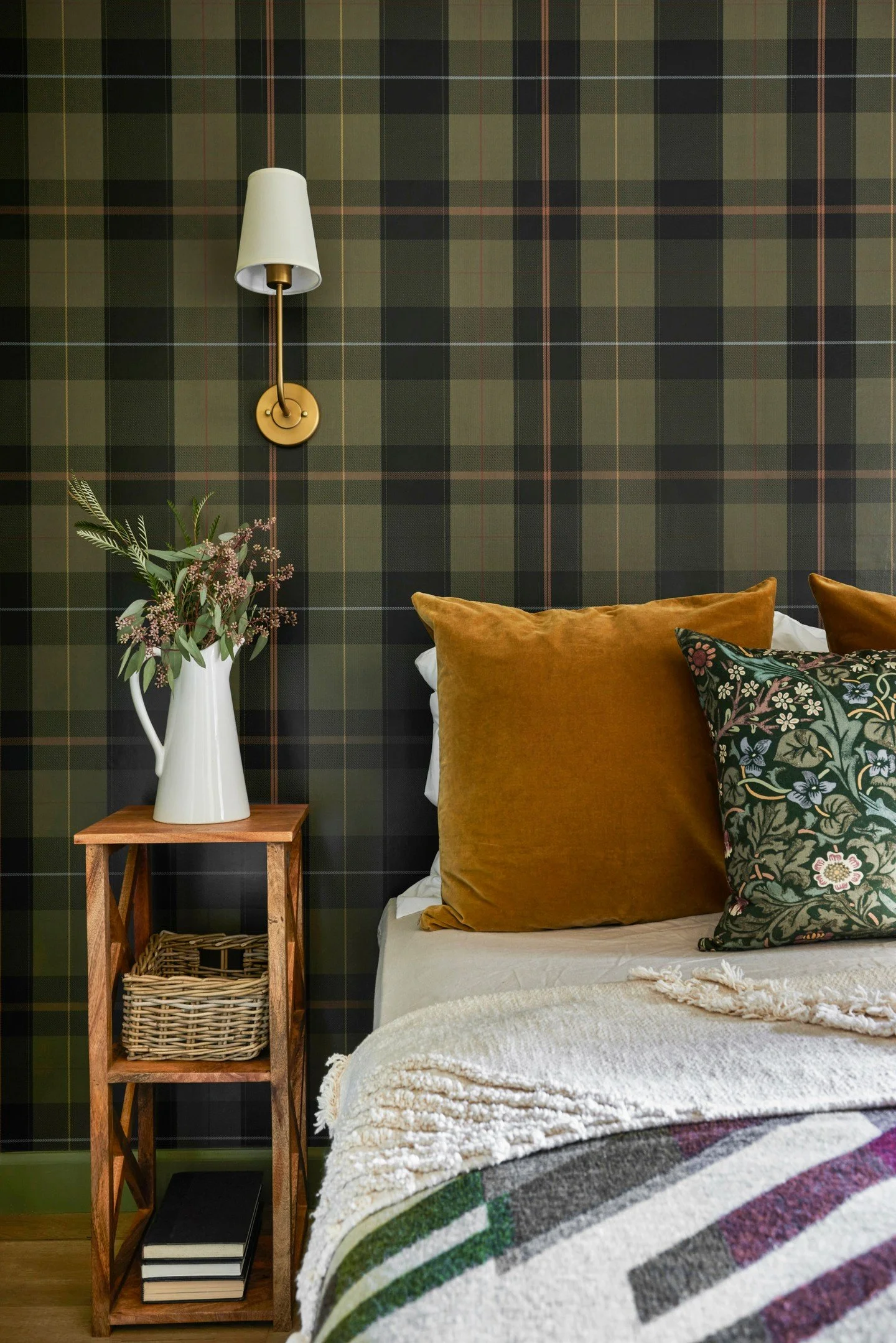 I love a good plaid pattern. Mix it up with a heritage British textile @wmorrisandco a floral motif to bring in a softer vibe for a guest bedroom in a cute cabin.  #cabinporn #petilauinteriors
📷 @danarnoldphoto