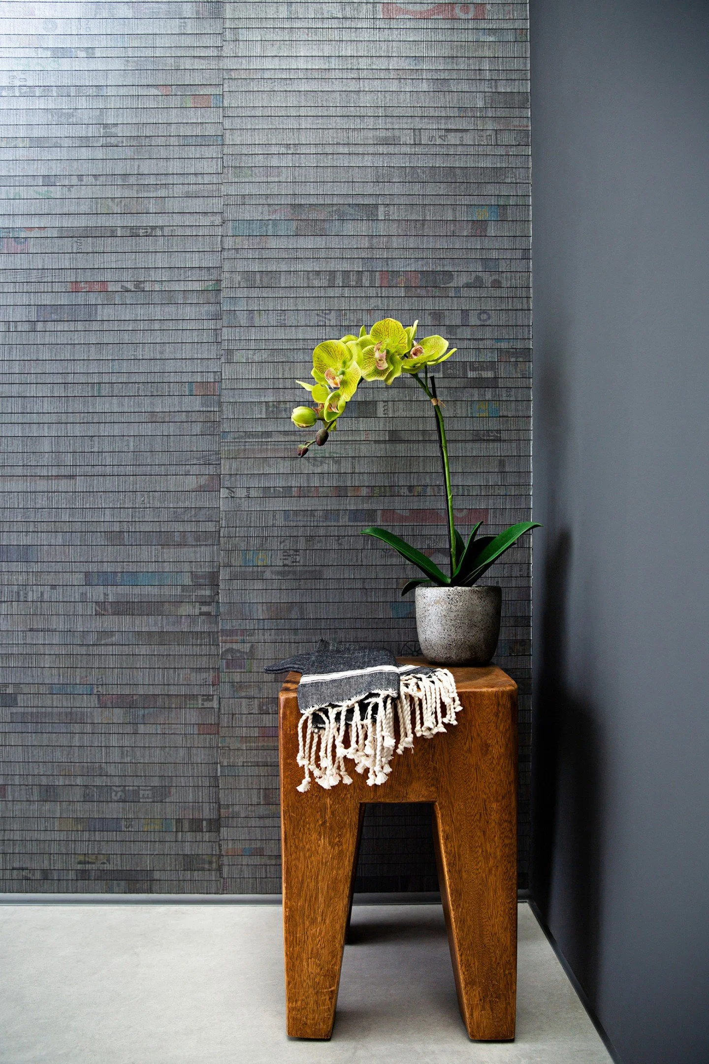This fun wallpaper is made out of recycled newspaper ! 
I installed it in a tall powder room to give the walls some texture #petilauinteriors #upcycle 
📷 by @brittanambridge
