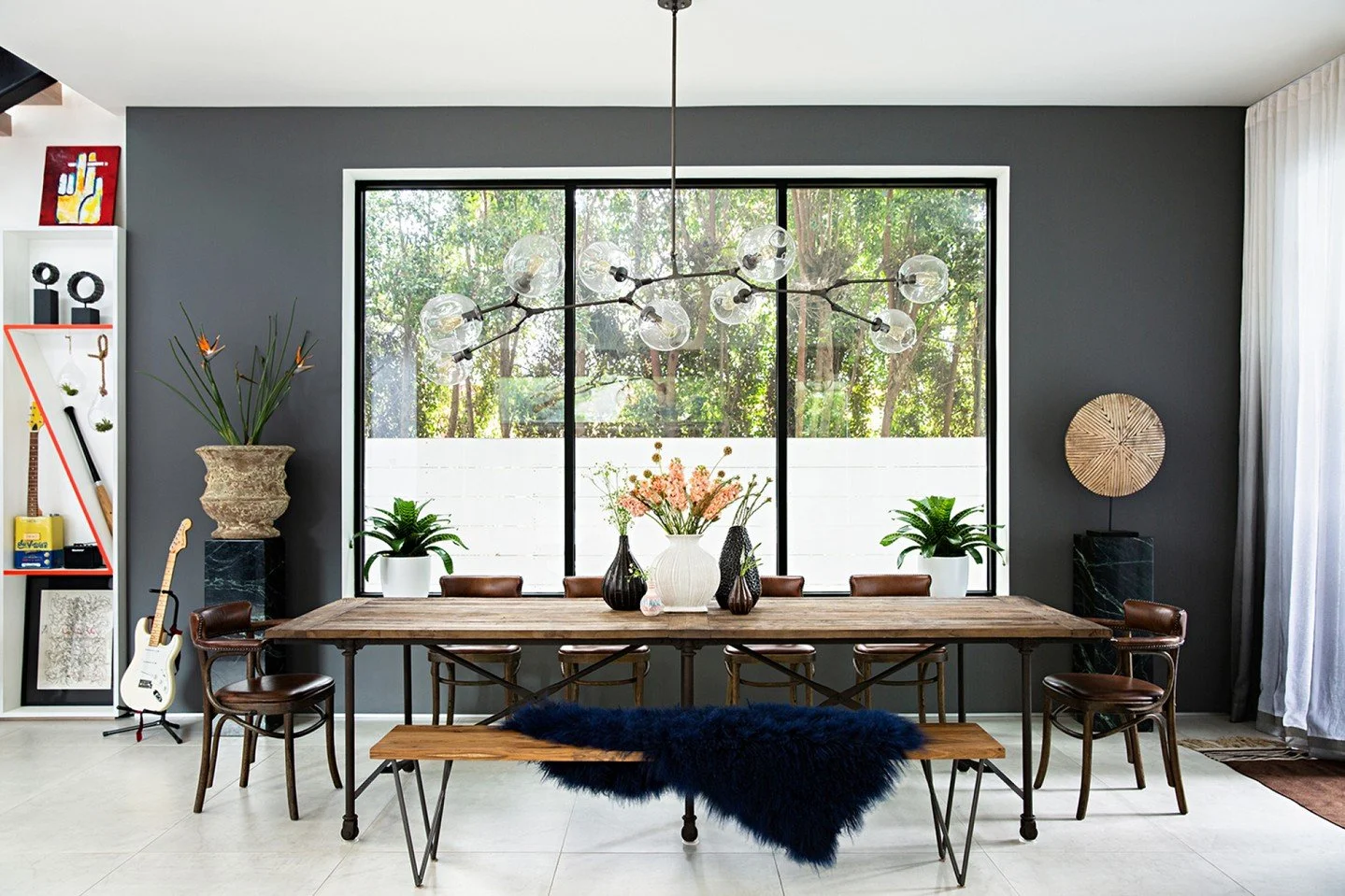 A dining room for a bachelor who&rsquo;s no longer a bachelor! #tbt #oldiebutagoodie #petilauinteriors
📷 @brittanyambridge