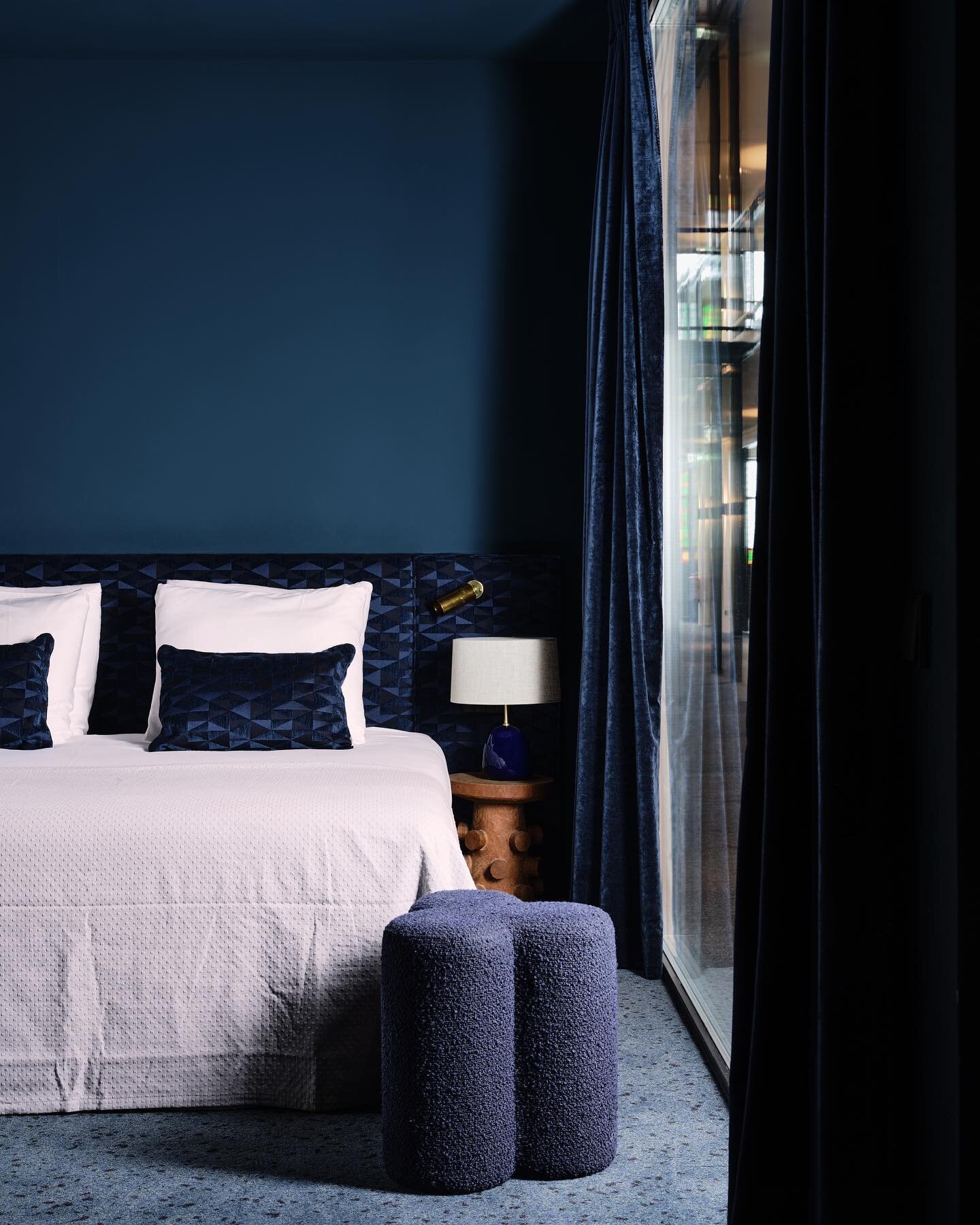 HINABAAY &bull; HOORN 

The shade of blue applied on the wall is anything but ordinary. Powerful without being dominant, but above all rich and atmospheric. The use of different tones makes for an exciting, yet harmonious image. 

Photography by @spa