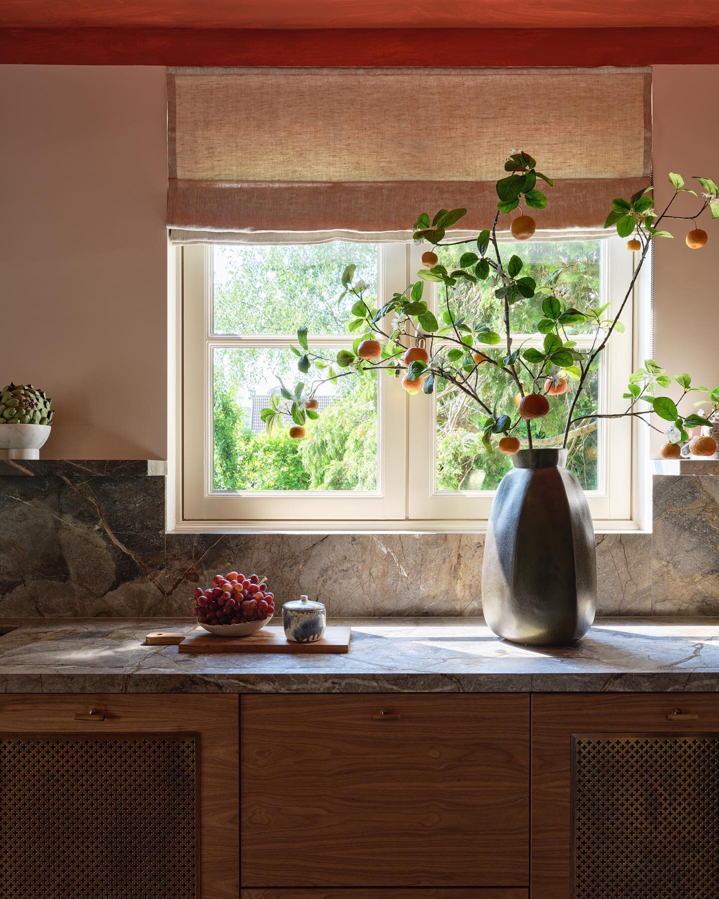 HINABAAY &bull; KWADIJK

This dreamy still life almost looks like a painting because of the beautiful way in which the light enters the kitchen.

Photography by @spacecontentstudio
&bull;
&bull;
&bull;
#hinabaay #interior #interiordesign #design #dec