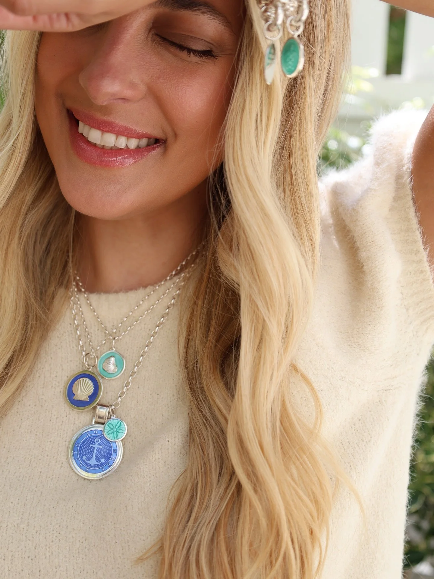 Cool tones, coastal energy. 💙🌊 Winter has a quieter rhythm, and coastal pendants fit right in. From soft blues to deeper ocean hues, these sea-inspired pieces bring a sense of calm, balance, and ease to everyday winter layers, feeling just as natur