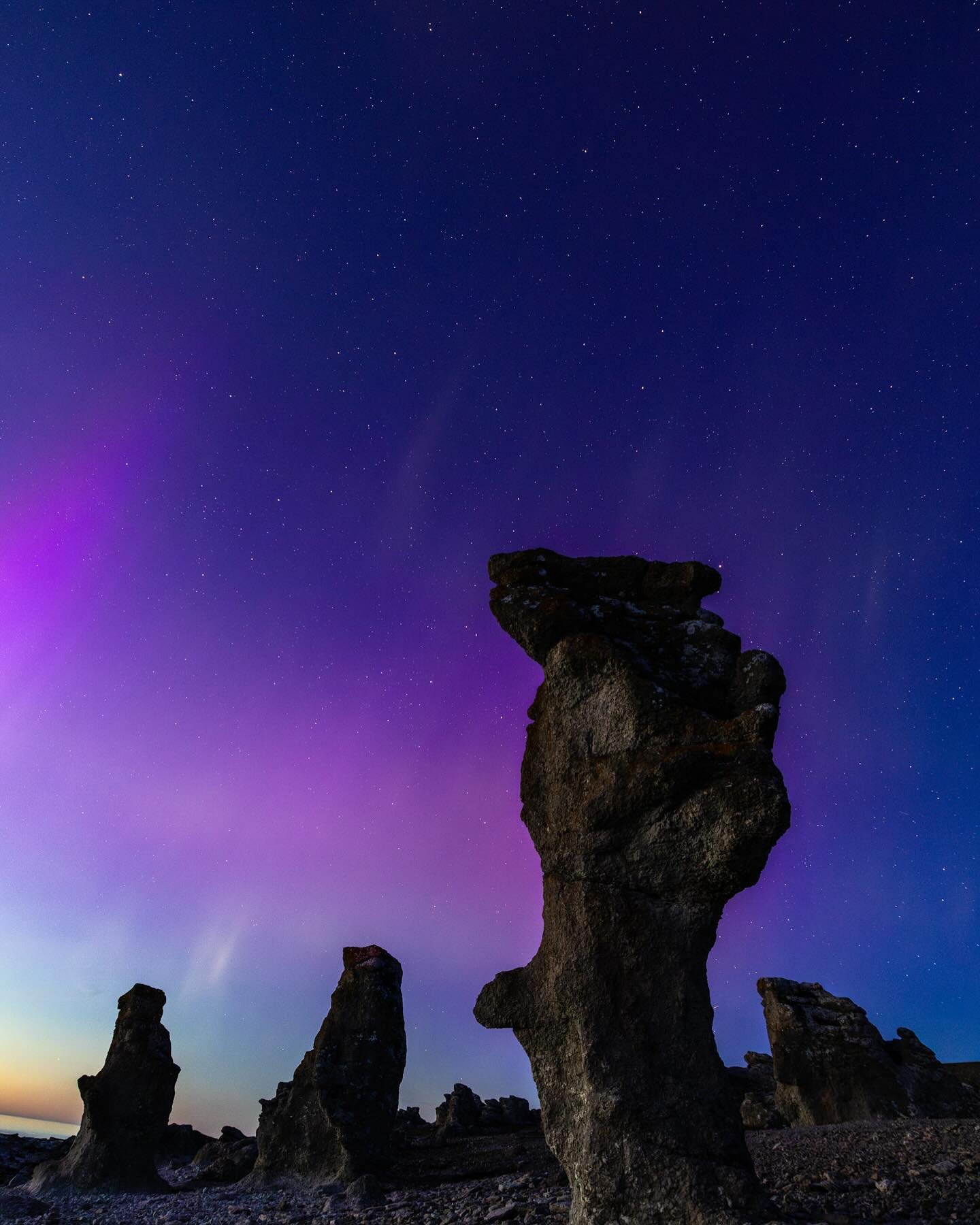 Last night we got the chance to witness another great display of Northern Lights on Gotland. This time we went to one of the most famous fields of limestone seastacks (in Swedish called &ldquo;raukar&rdquo;). Those massive rock formations posed very 