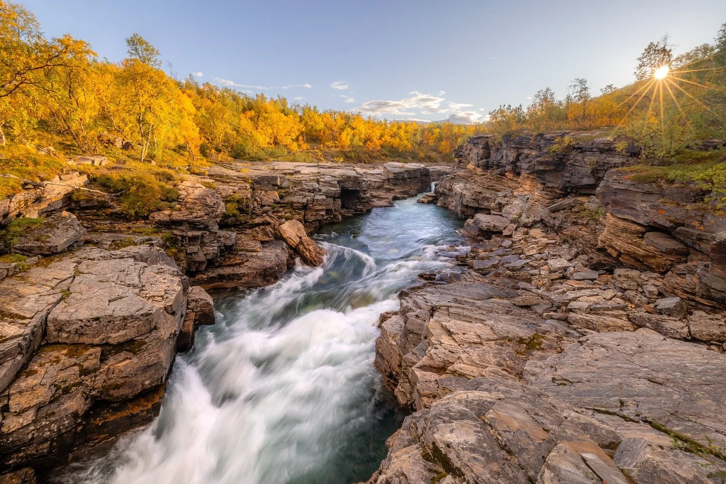 Abisko National Park in Swedish Lapland in its beautiful autumn dress 🤩. 

I have to admit, even though I love this place in winter very much, but I think autumn is now officially my favorite season up in the north 🍂😁🤙🏼. The colors are just brea