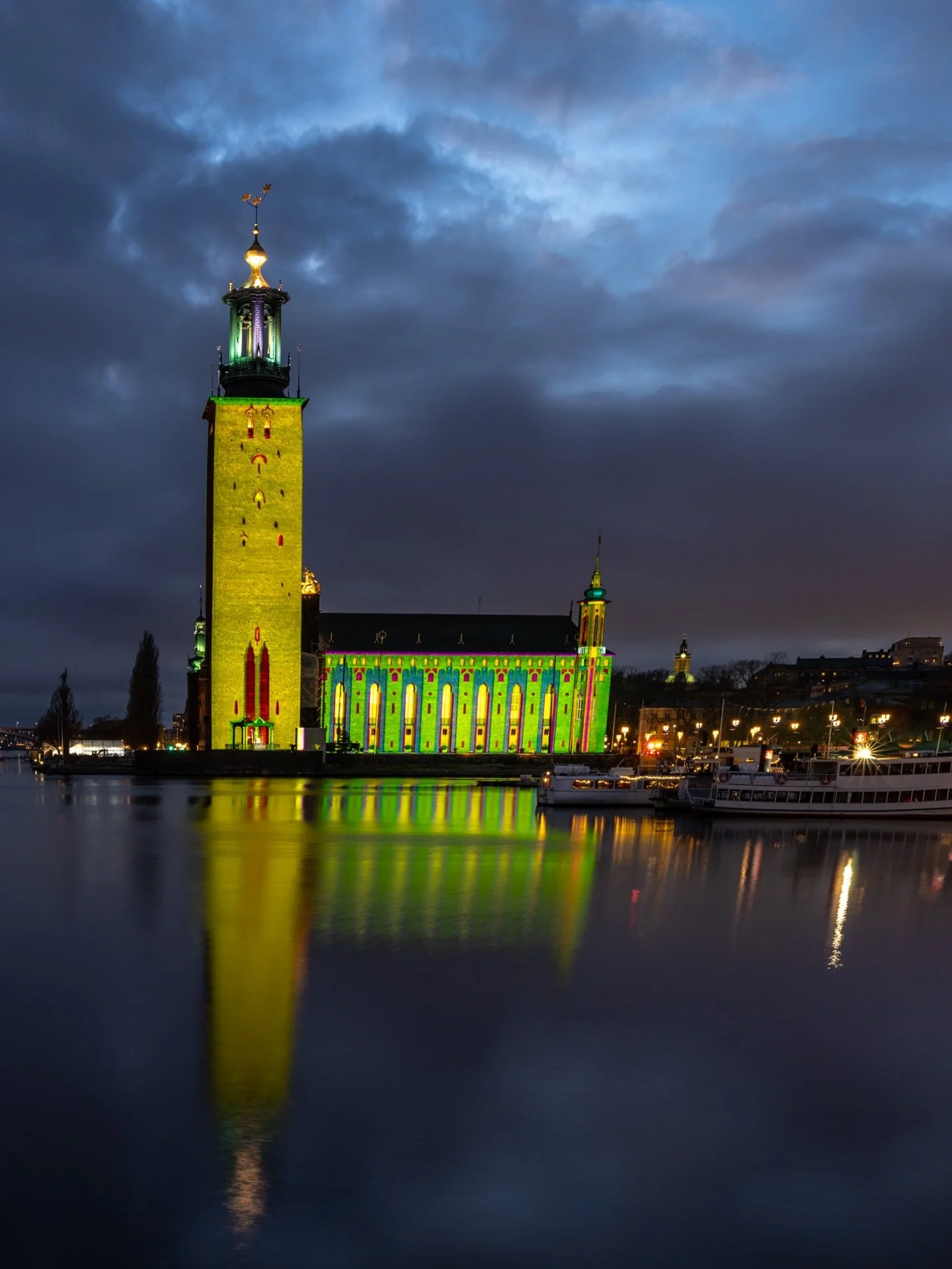 Today is the start of Nobel Prize Week here in Stockholm 🏆

Did you know that during this week, the city is illuminated by some incredible light installations?

This is one here is the iconic City Hall, always illuminated with the stories of the Nob