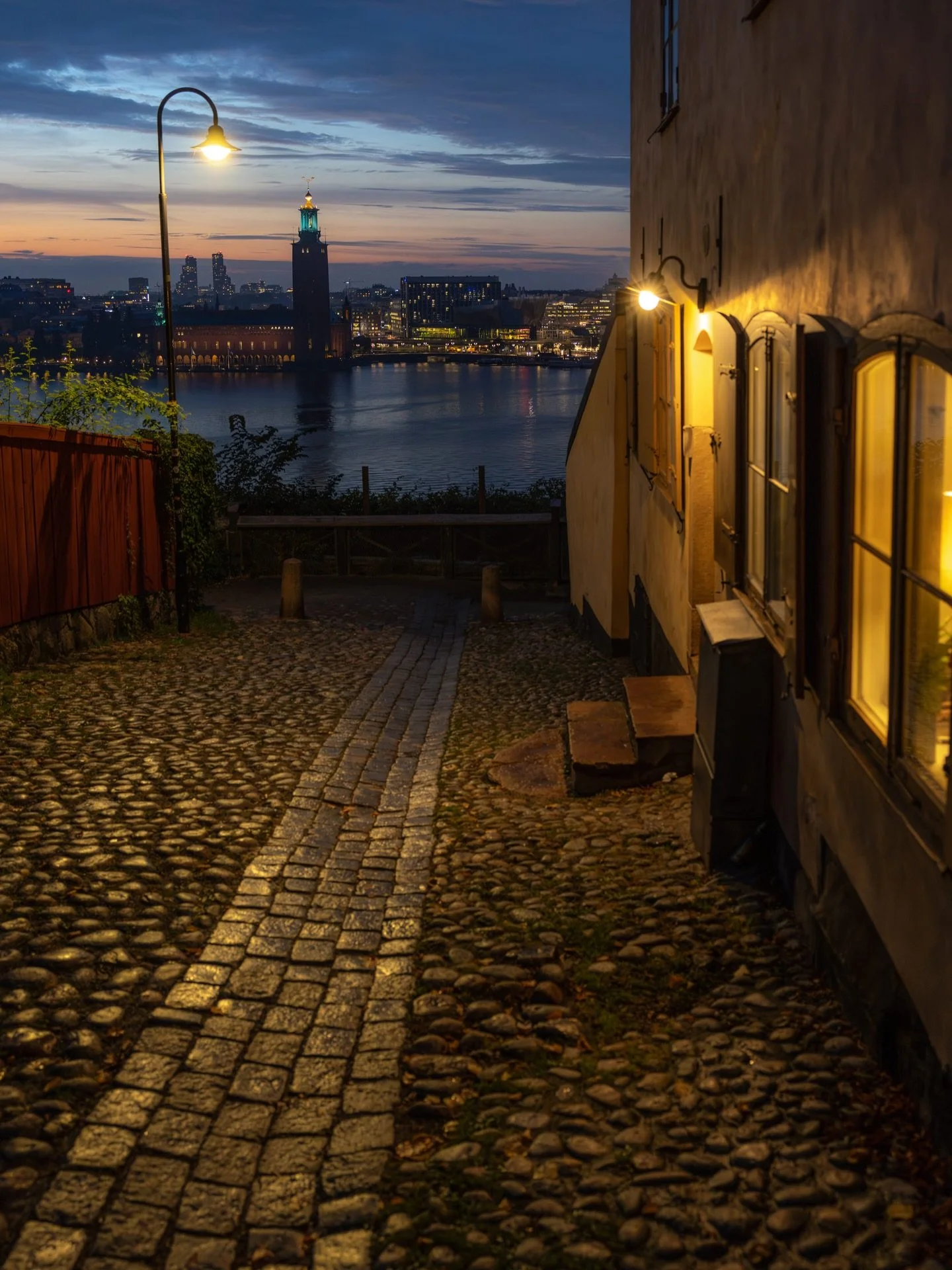 Blue hour in Stockholm never disappoints 💙

That moment when the sun has just disappeared and the city starts to glow, that&rsquo;s when the magic happens ✨. 

Only for a short moment between day and night, everything just feels perfect - the rich i