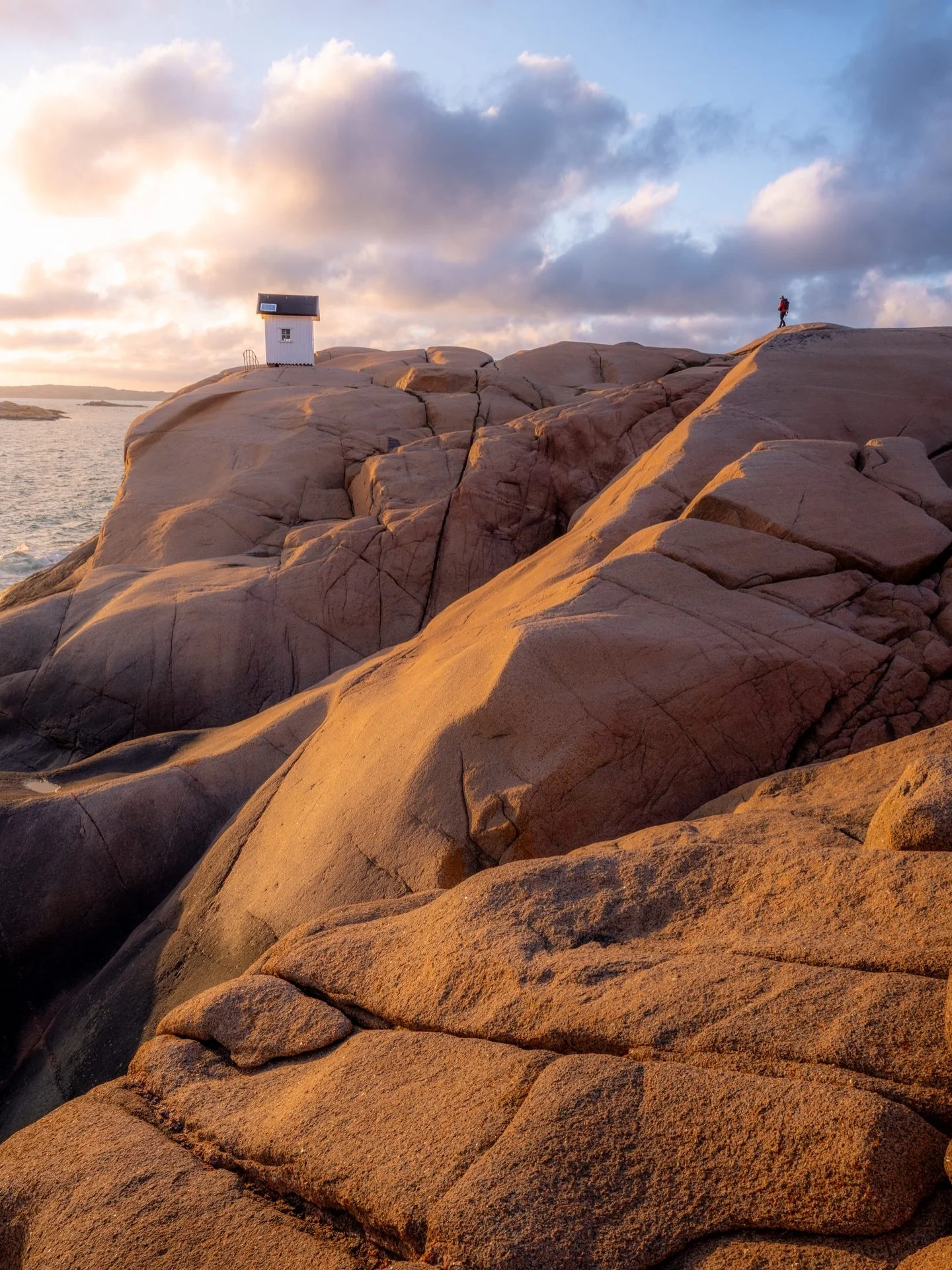 While still exploring the stunning Isle of Skye in Scotland, I want to share with you some photos of another area with a fantastic coastline - the Swedish West Coast 🇸🇪🌊.

With its red granite cliffs, picturesque fishing villages and remote island