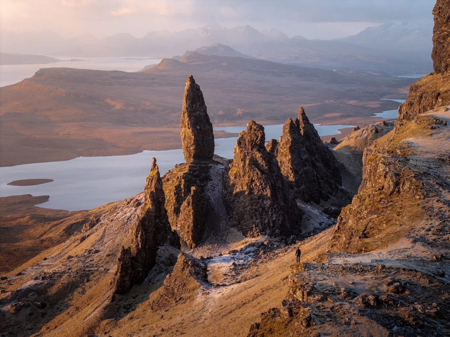 The Old Man of Storr is one of those places that feels almost unreal 🗿. Rising high above the Isle of Skye, this iconic rock pinnacle was formed millions of years ago through ancient landslides that shaped the dramatic landscape. 

📜 Legends say th